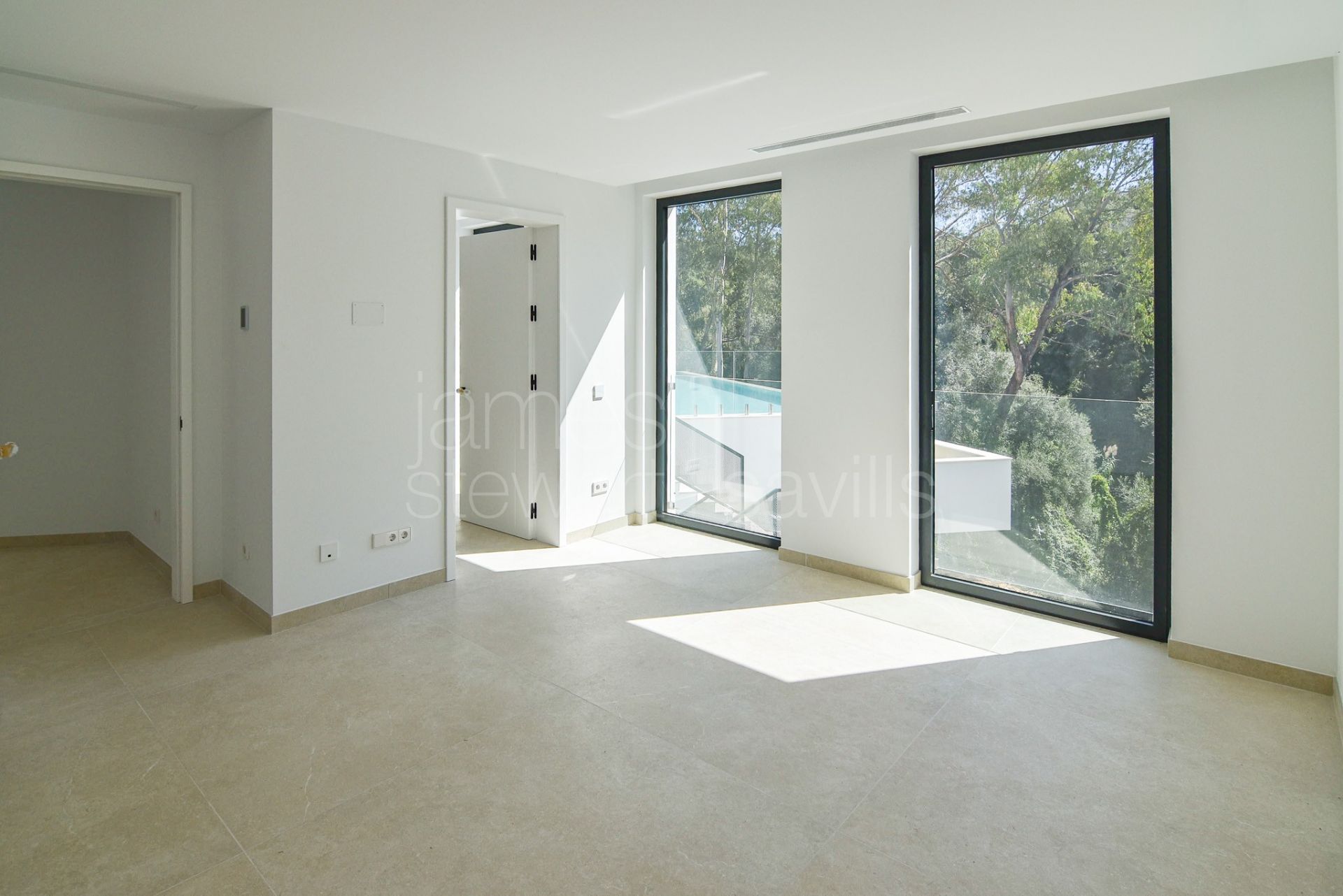 Brand new villa in a quiet area facing a green zone in Sotogrande Alto - completed May 2025
