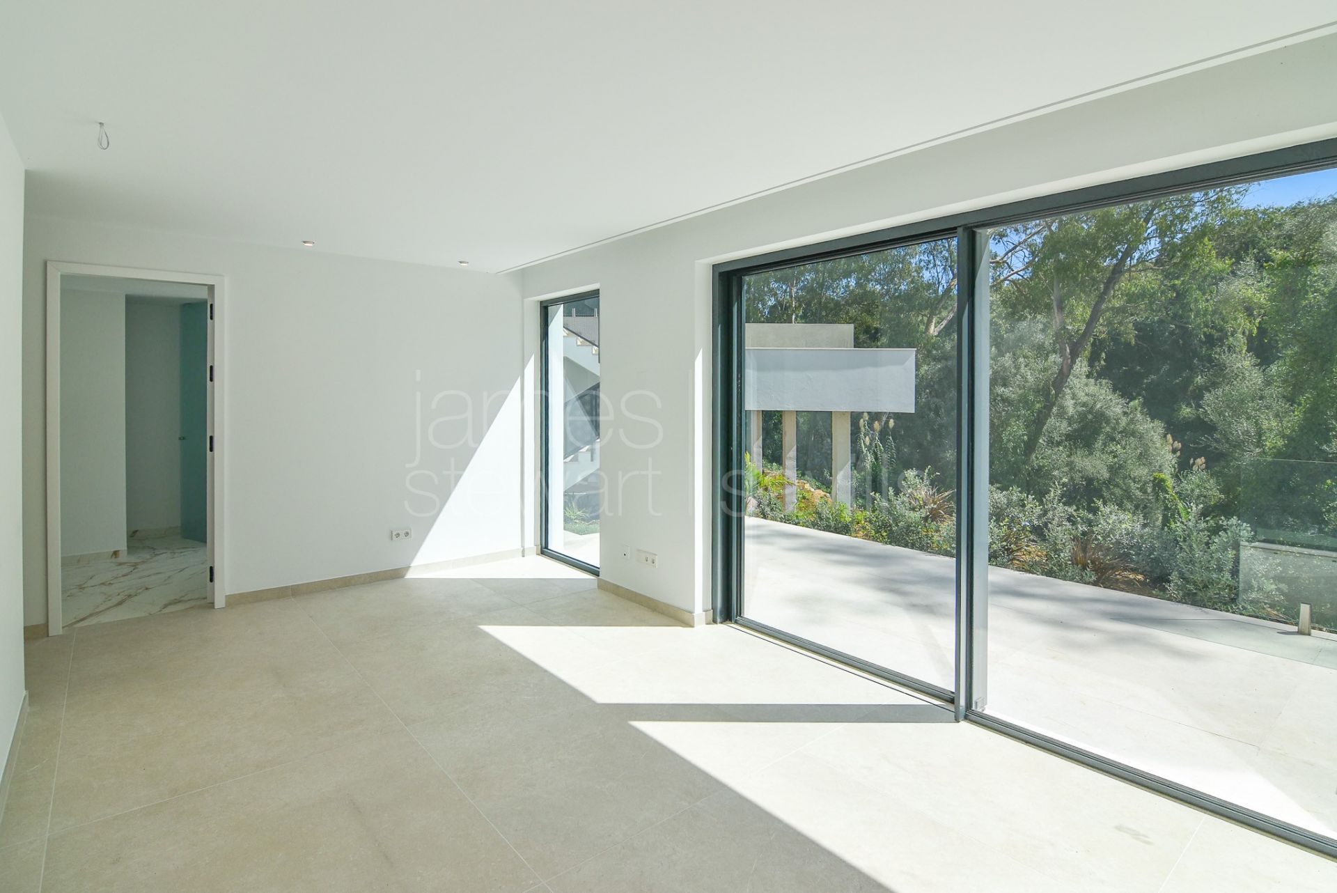 Brand new villa in a quiet area facing a green zone in Sotogrande Alto - completed May 2025
