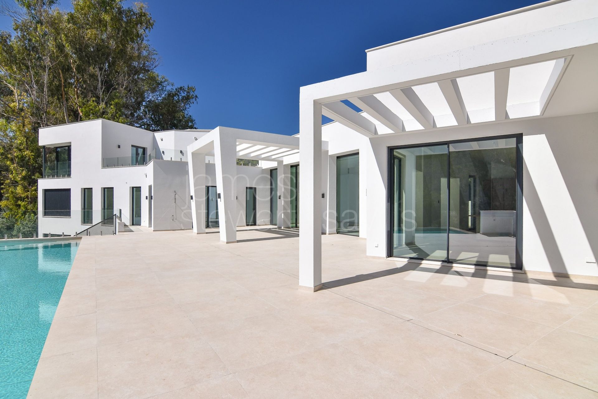 Brand new villa in a quiet area facing a green zone in Sotogrande Alto - completed May 2025