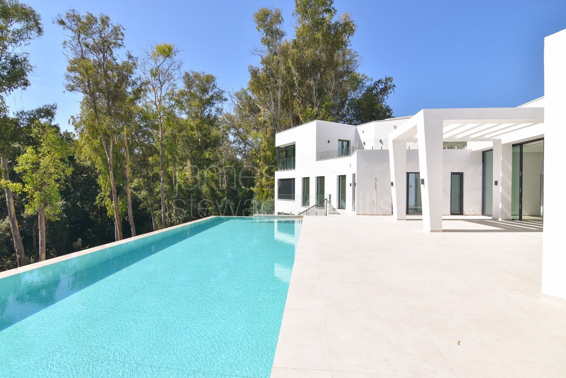 Brand new villa in a quiet area facing a green zone in Sotogrande Alto - completed May 2025
