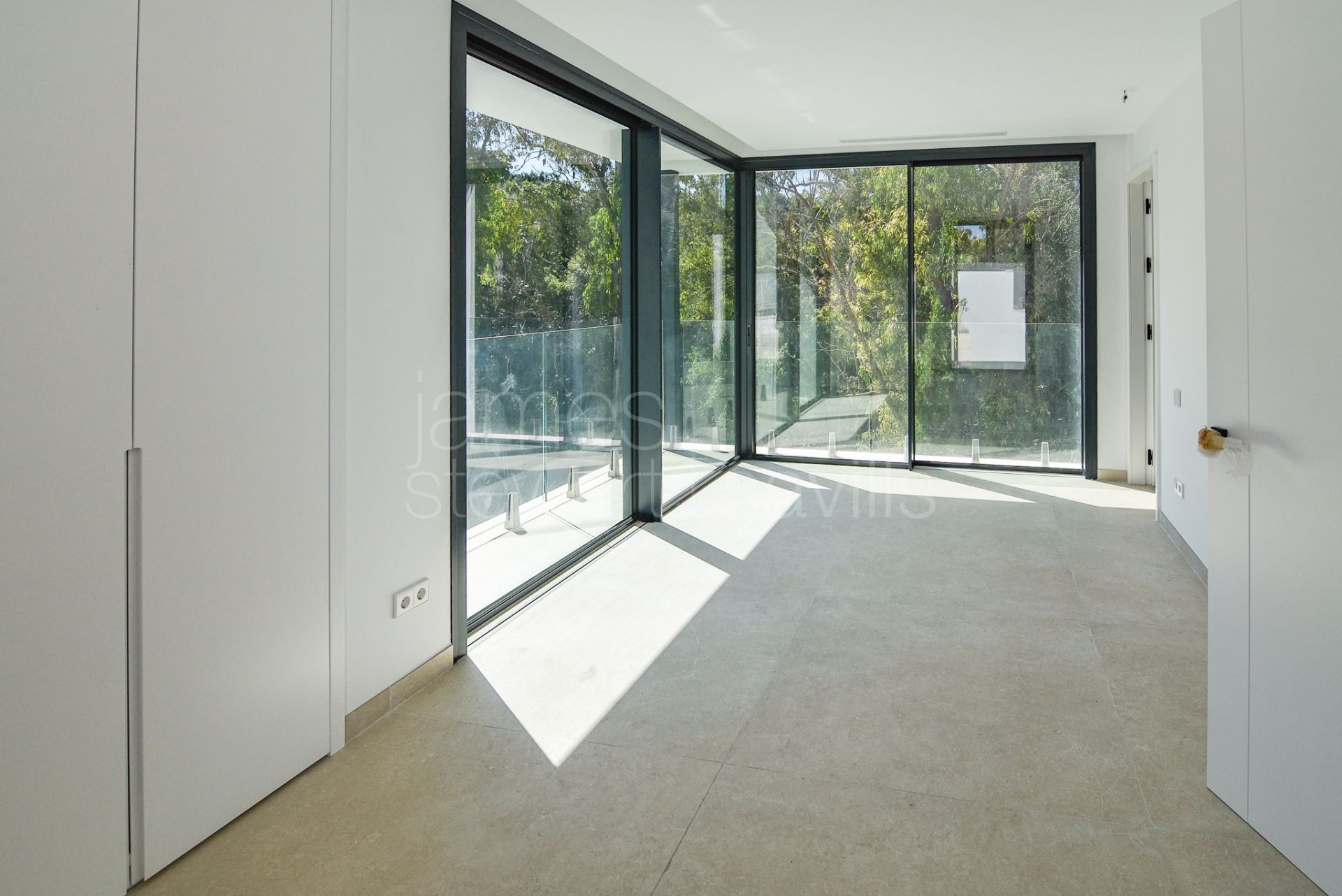 Brand new villa in a quiet area facing a green zone in Sotogrande Alto - completed May 2025