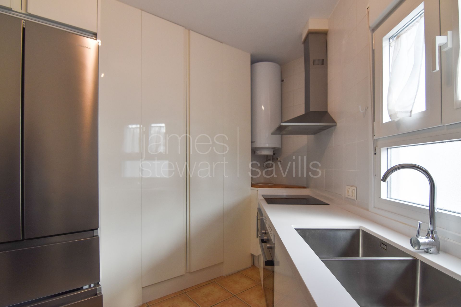 Fully refurbished apartment with great 35m2 terrace walking distance to all amenities