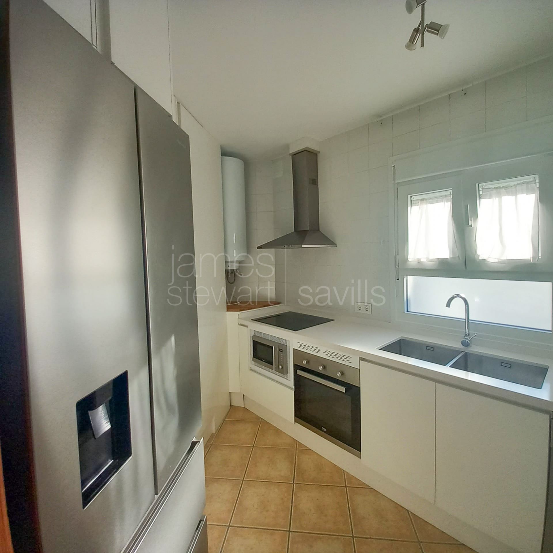 Fully refurbished apartment with great 35m2 terrace walking distance to all amenities