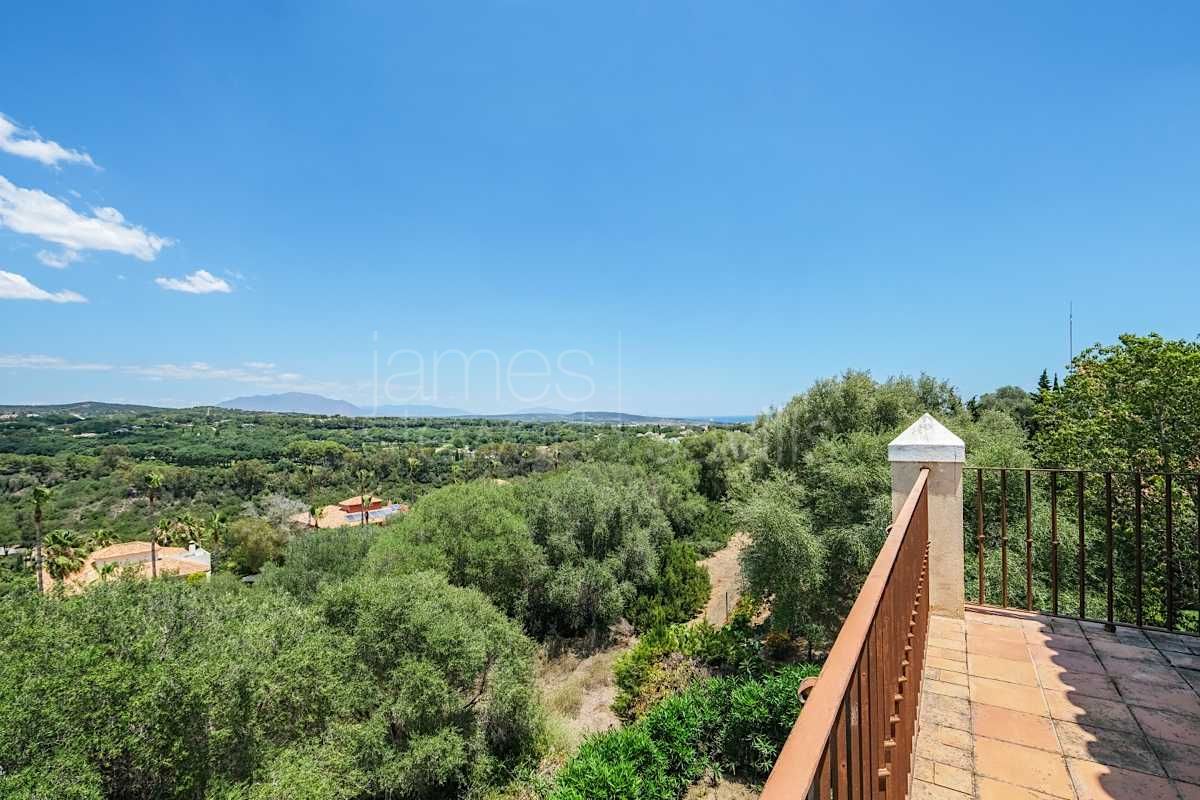 Villa familiar con piscina y gimnasio en entorno tranquilo en Sotogrande Alto