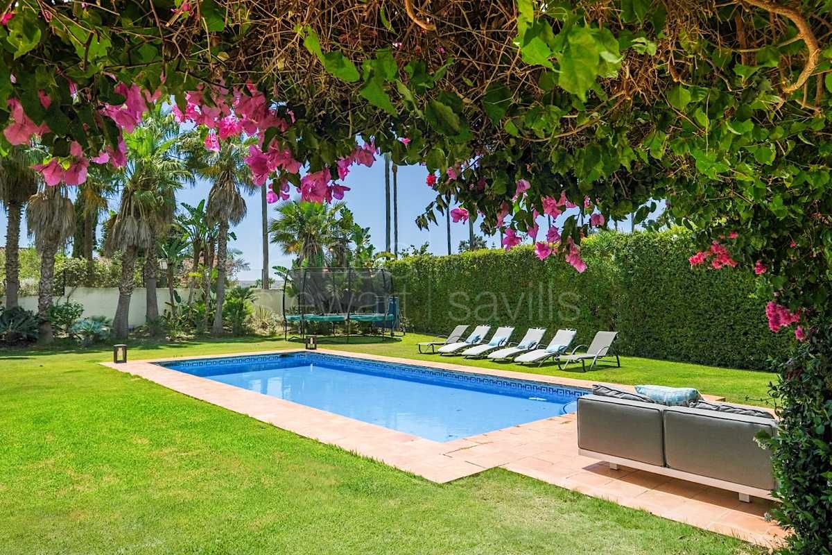 Villa familiar con piscina y gimnasio en entorno tranquilo en Sotogrande Alto