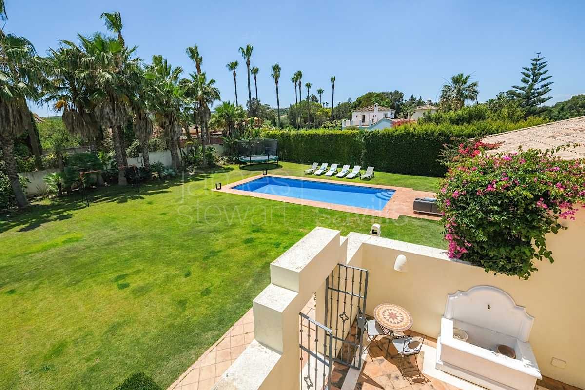 Villa familiar con piscina y gimnasio en entorno tranquilo en Sotogrande Alto