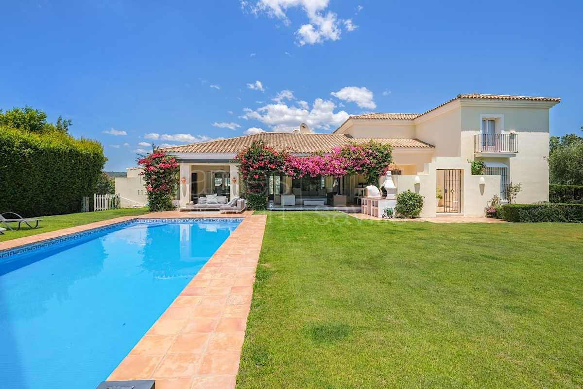 Villa familiar con piscina y gimnasio en entorno tranquilo en Sotogrande Alto