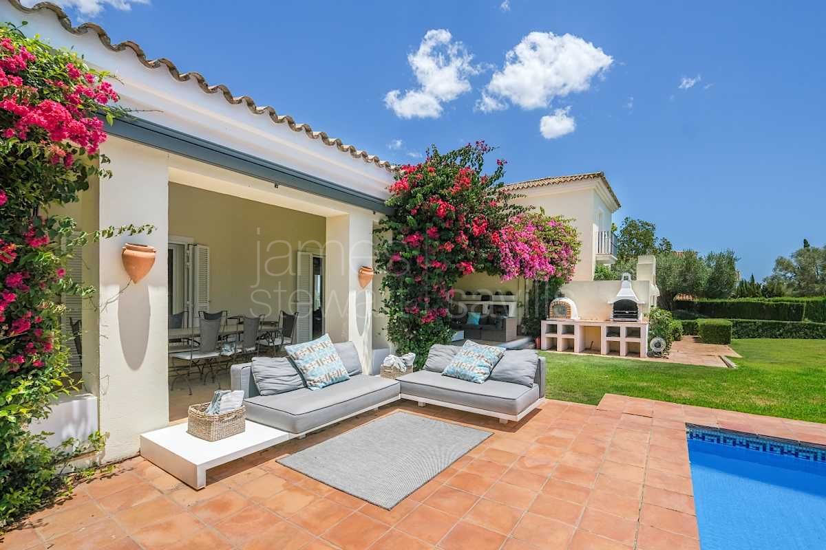 Villa familiar con piscina y gimnasio en entorno tranquilo en Sotogrande Alto