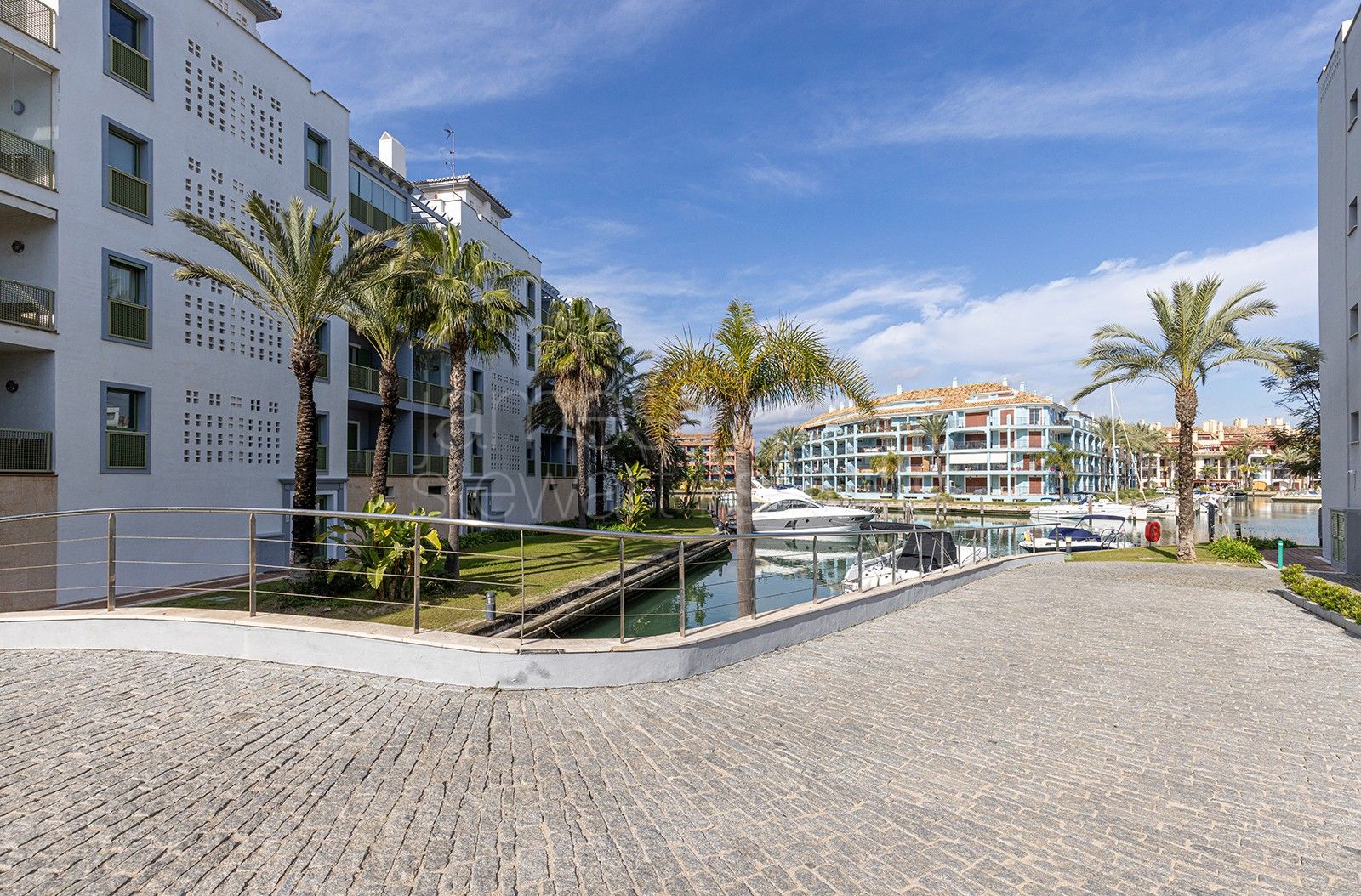 Elegant Apartment with Panoramic Views in Sotogrande Marina