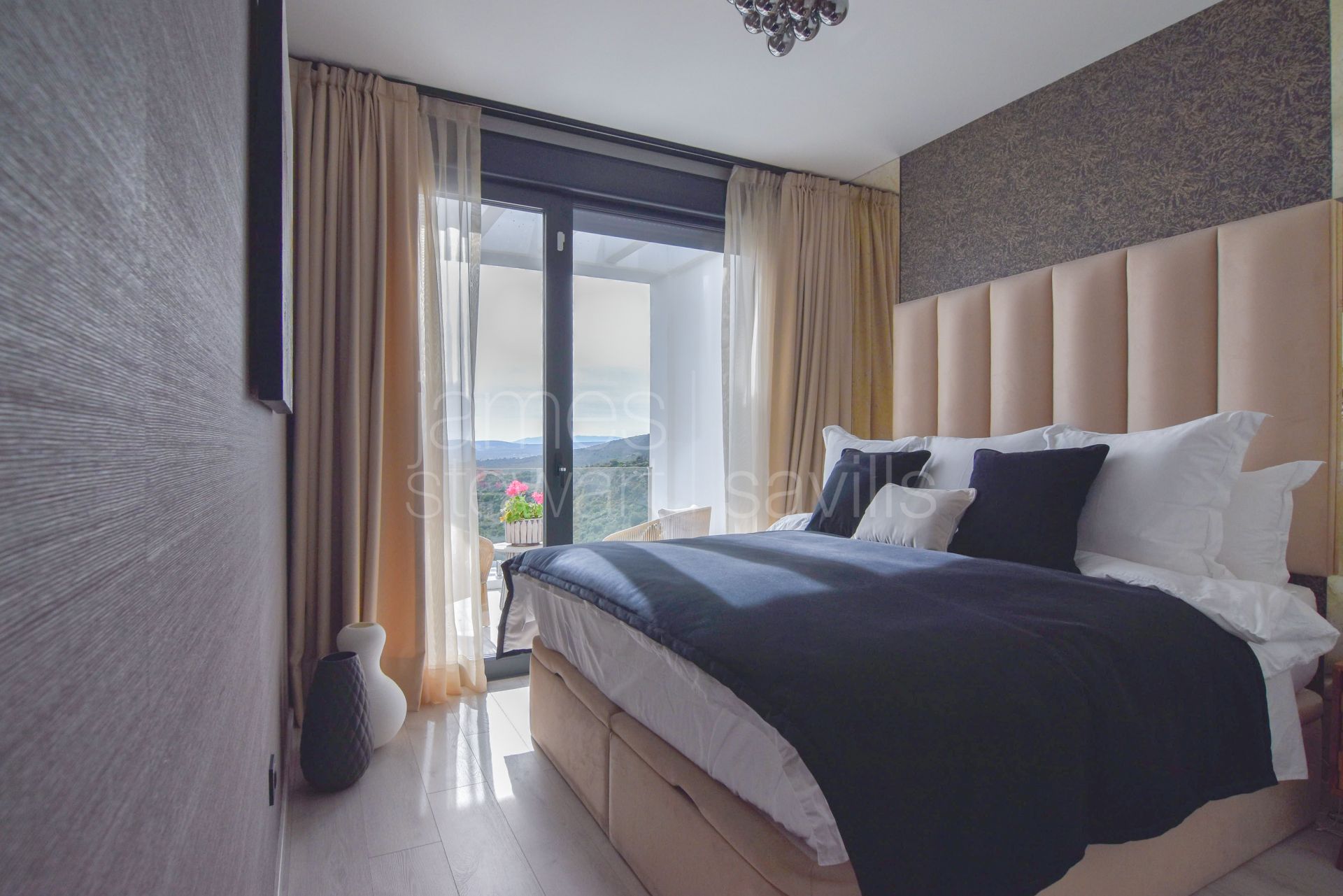 Superby upgraded townhouse facing the Mediterranean, Rock of Gibraltar and African coastline