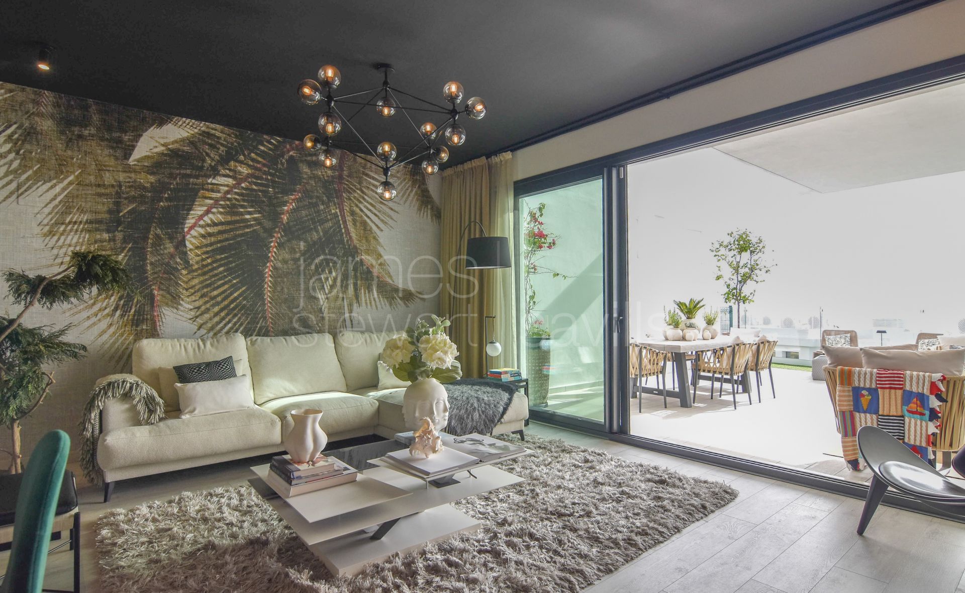 Superby upgraded townhouse facing the Mediterranean, Rock of Gibraltar and African coastline