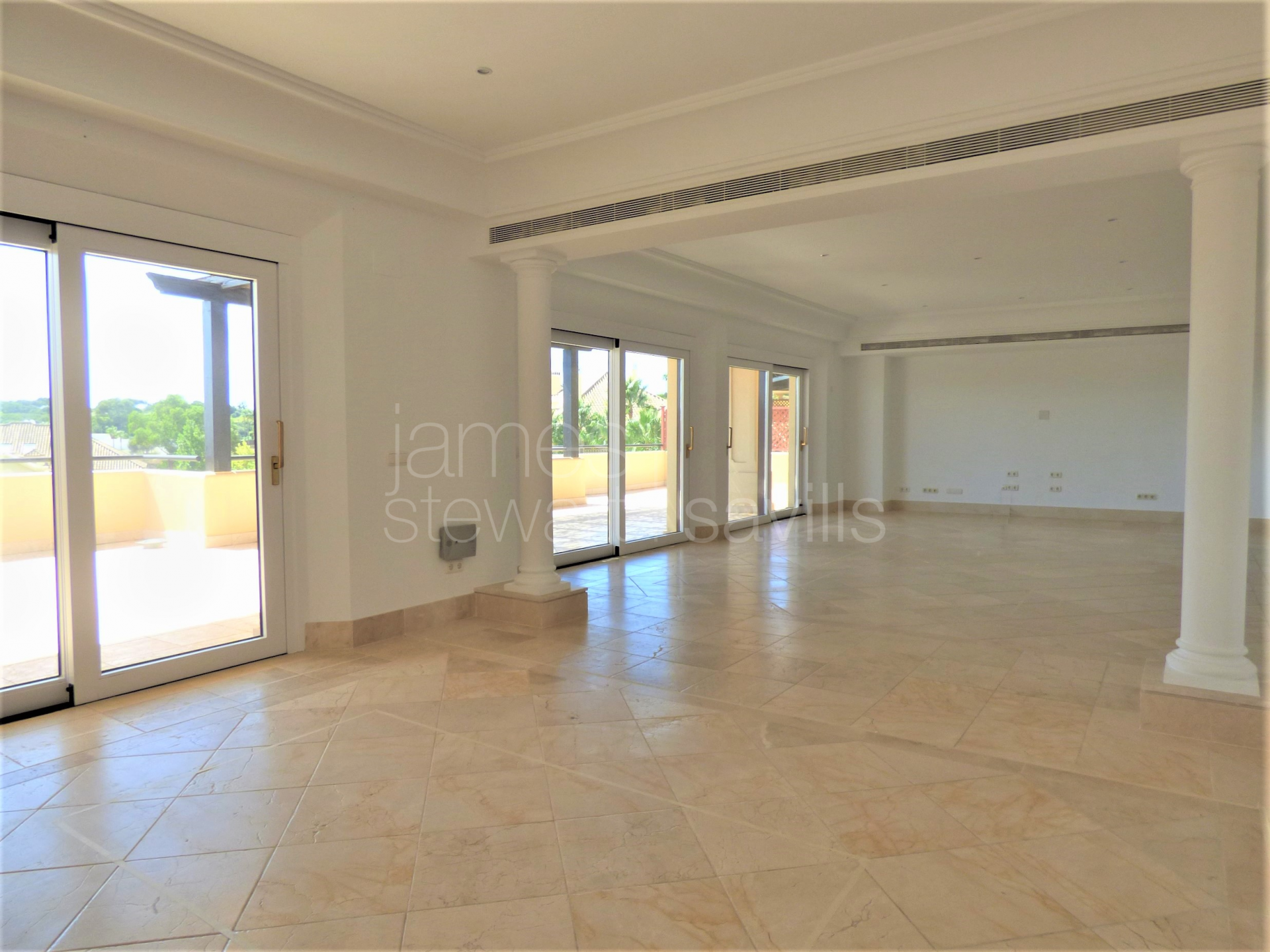 Duplex penthouse in one of the most popular gated apartment communities in Sotogrande - Valgrande