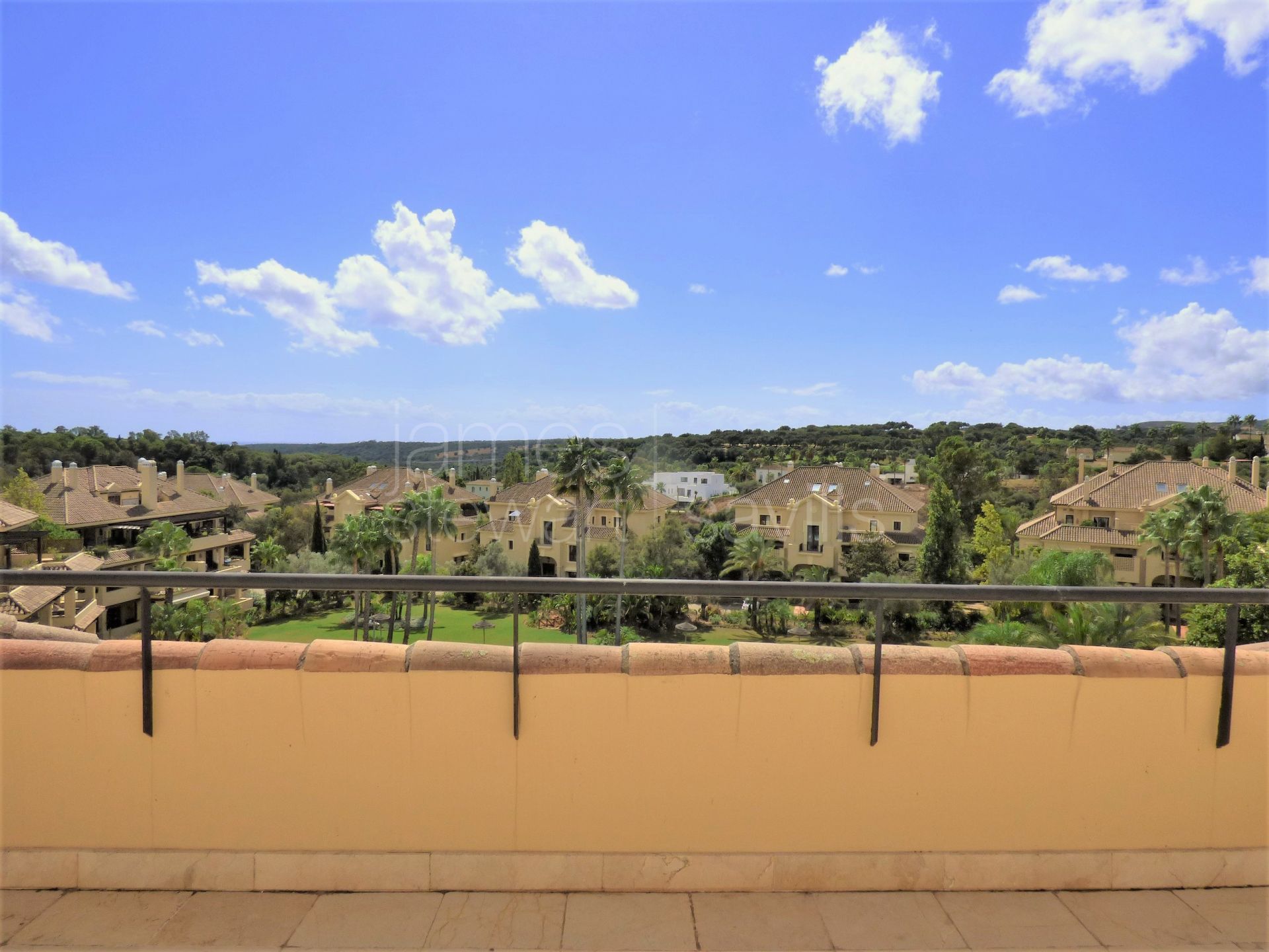 Duplex penthouse in one of the most popular gated apartment communities in Sotogrande - Valgrande