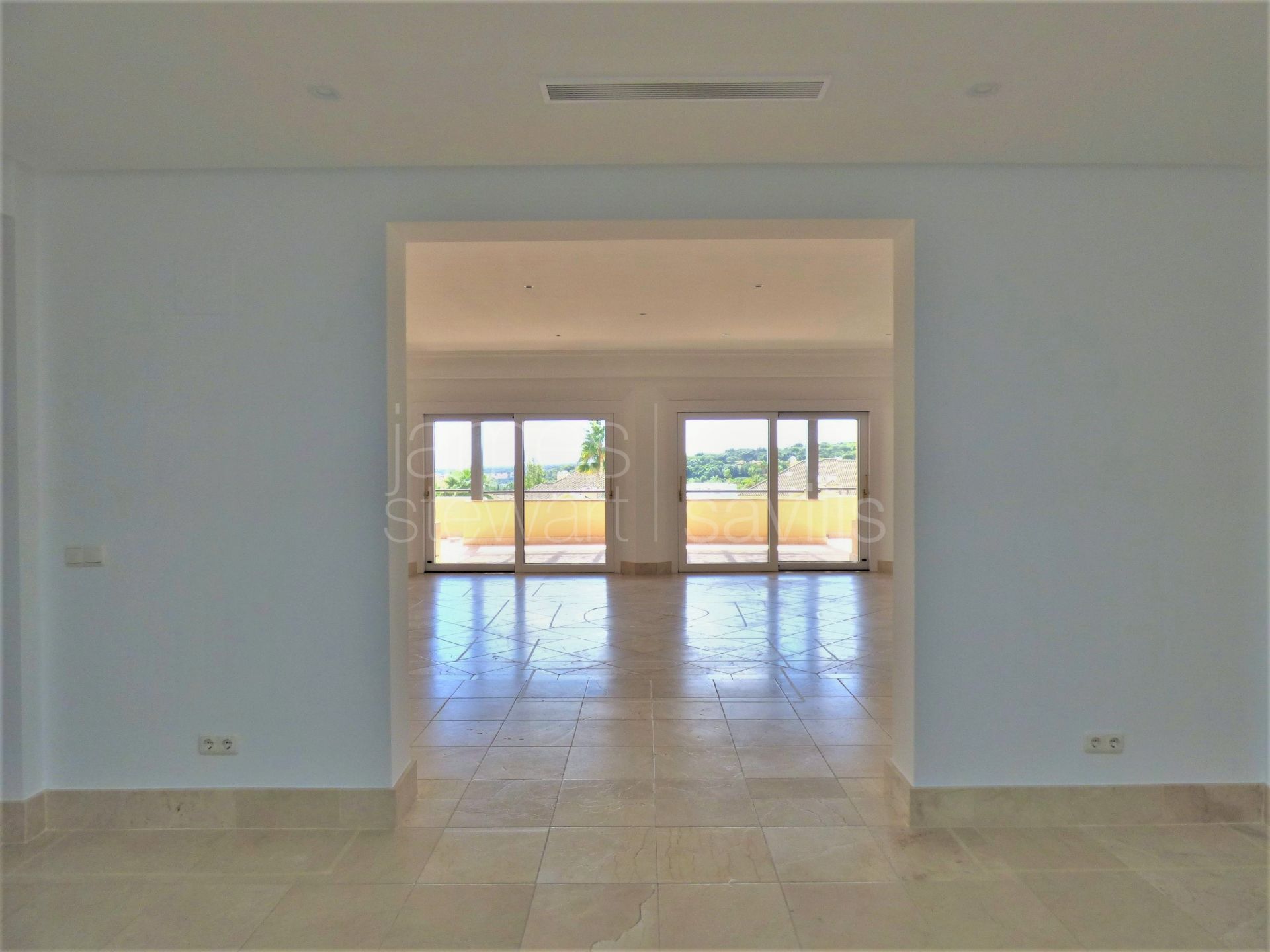 Duplex penthouse in one of the most popular gated apartment communities in Sotogrande - Valgrande