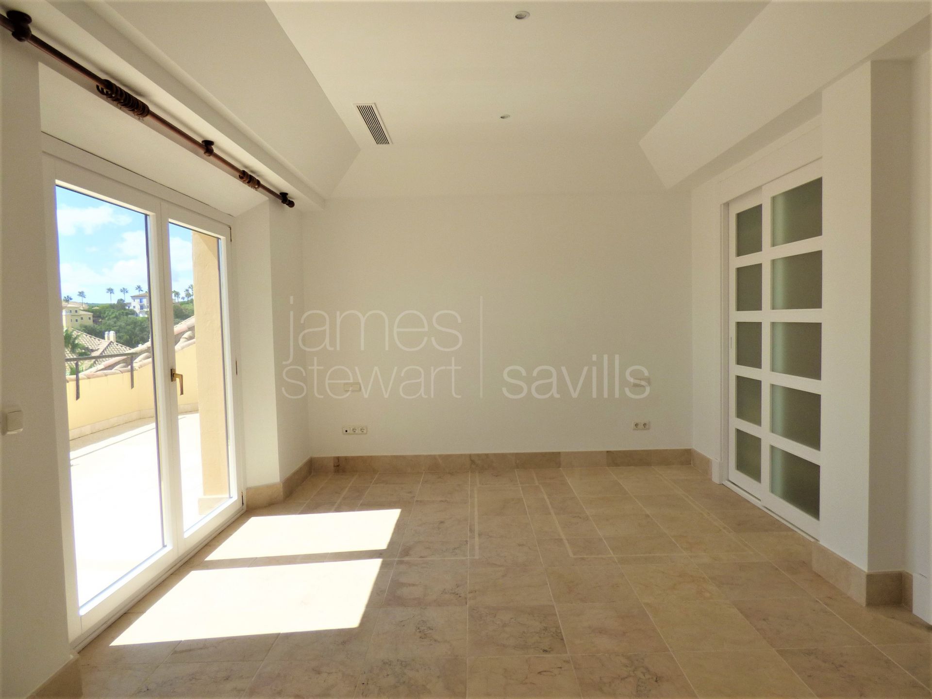 Duplex penthouse in one of the most popular gated apartment communities in Sotogrande - Valgrande