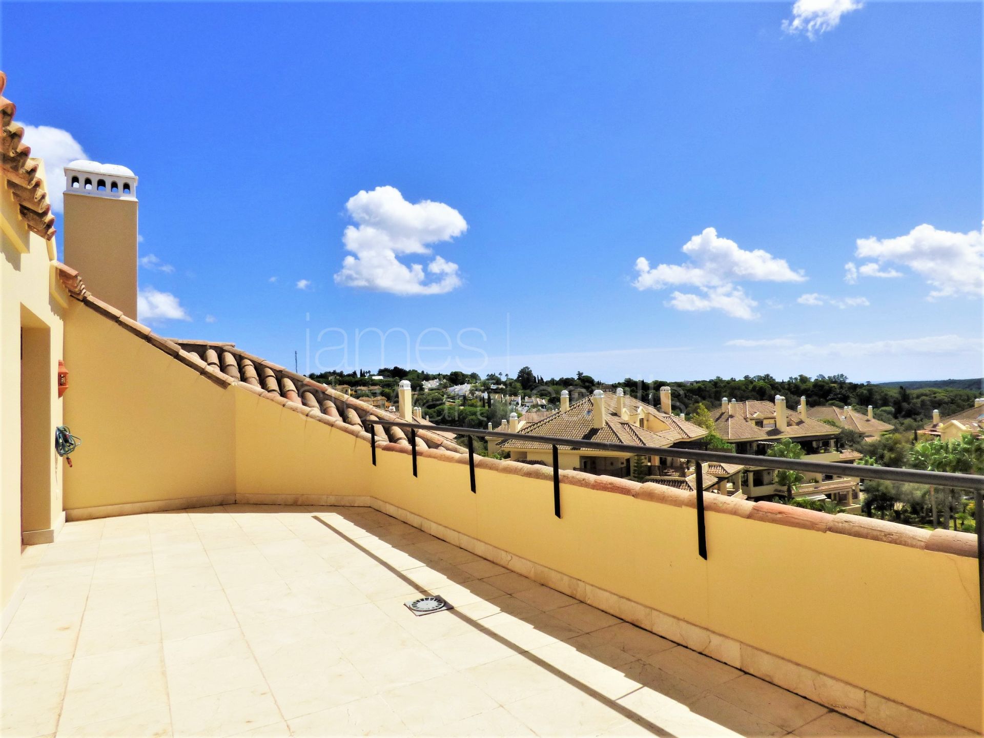 Duplex penthouse in one of the most popular gated apartment communities in Sotogrande - Valgrande