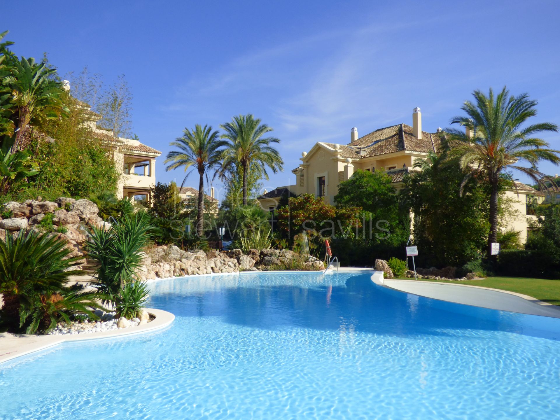 Duplex penthouse in one of the most popular gated apartment communities in Sotogrande - Valgrande