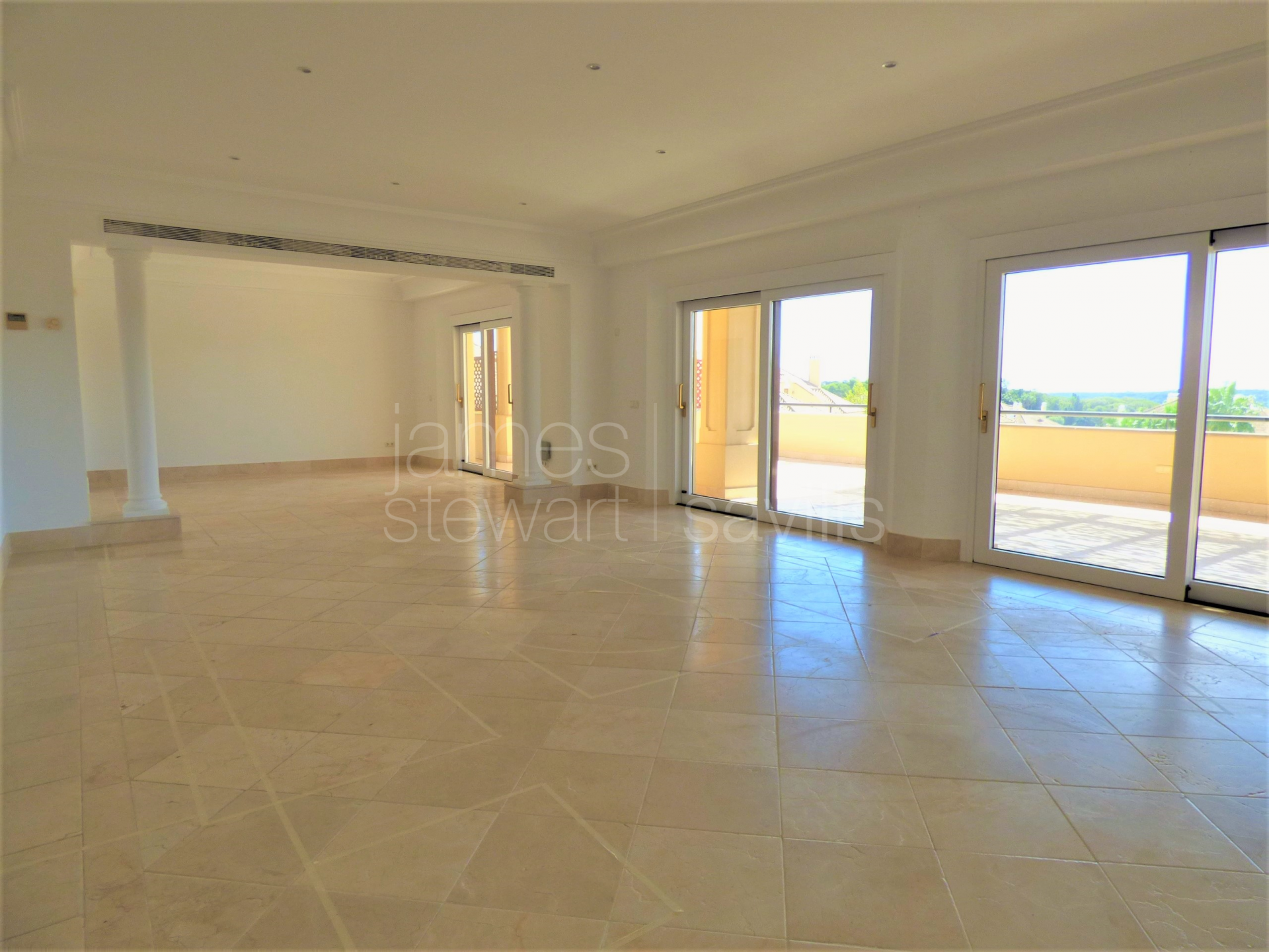 Duplex penthouse in one of the most popular gated apartment communities in Sotogrande - Valgrande