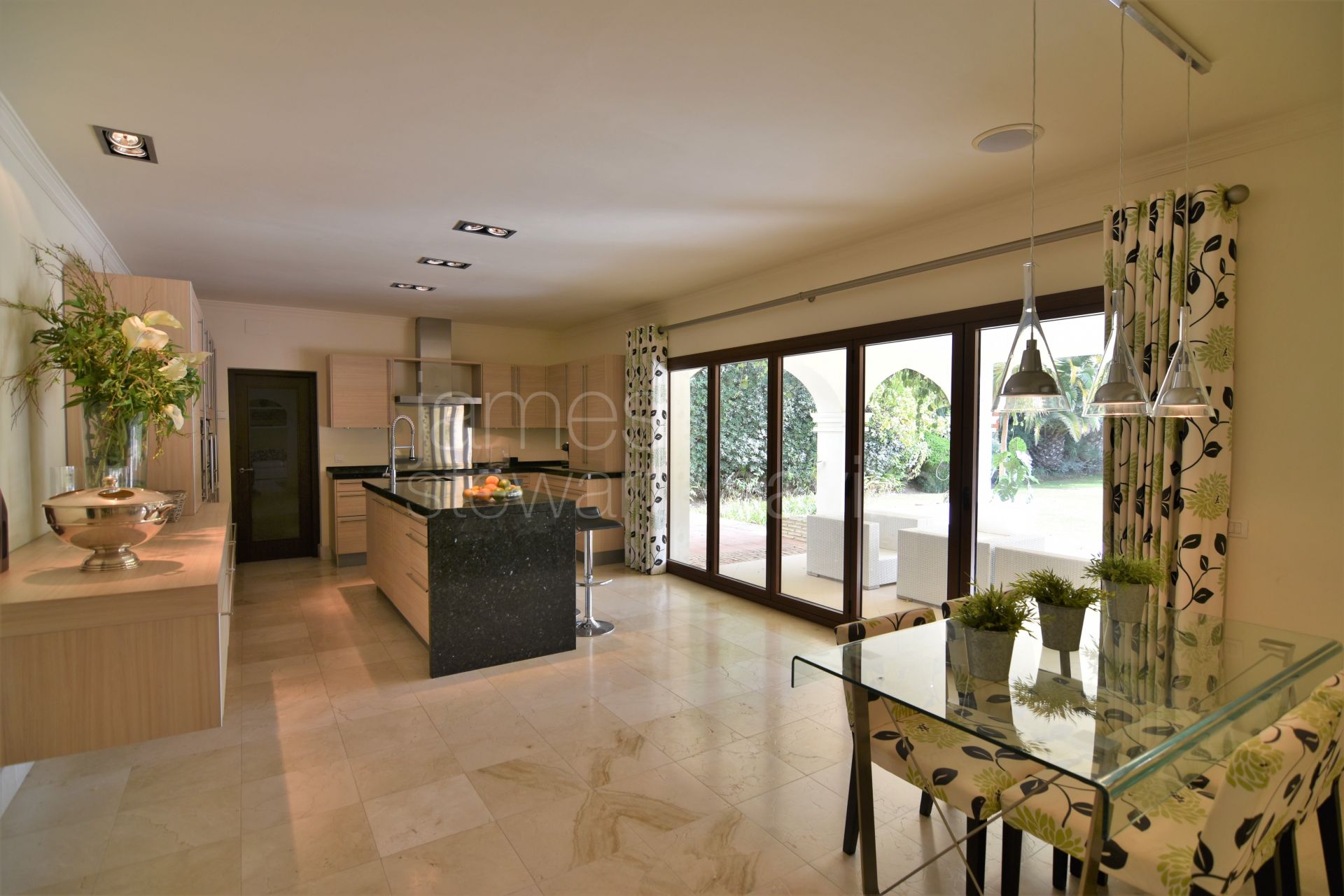 Bonita villa reformada con una excelente zona exterior