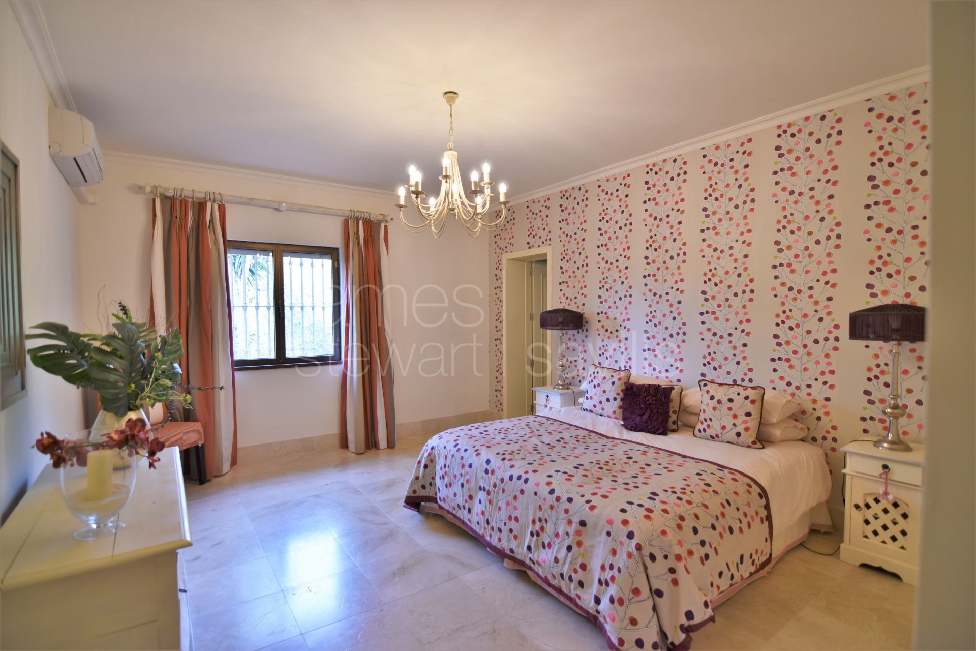 Bonita villa reformada con una excelente zona exterior