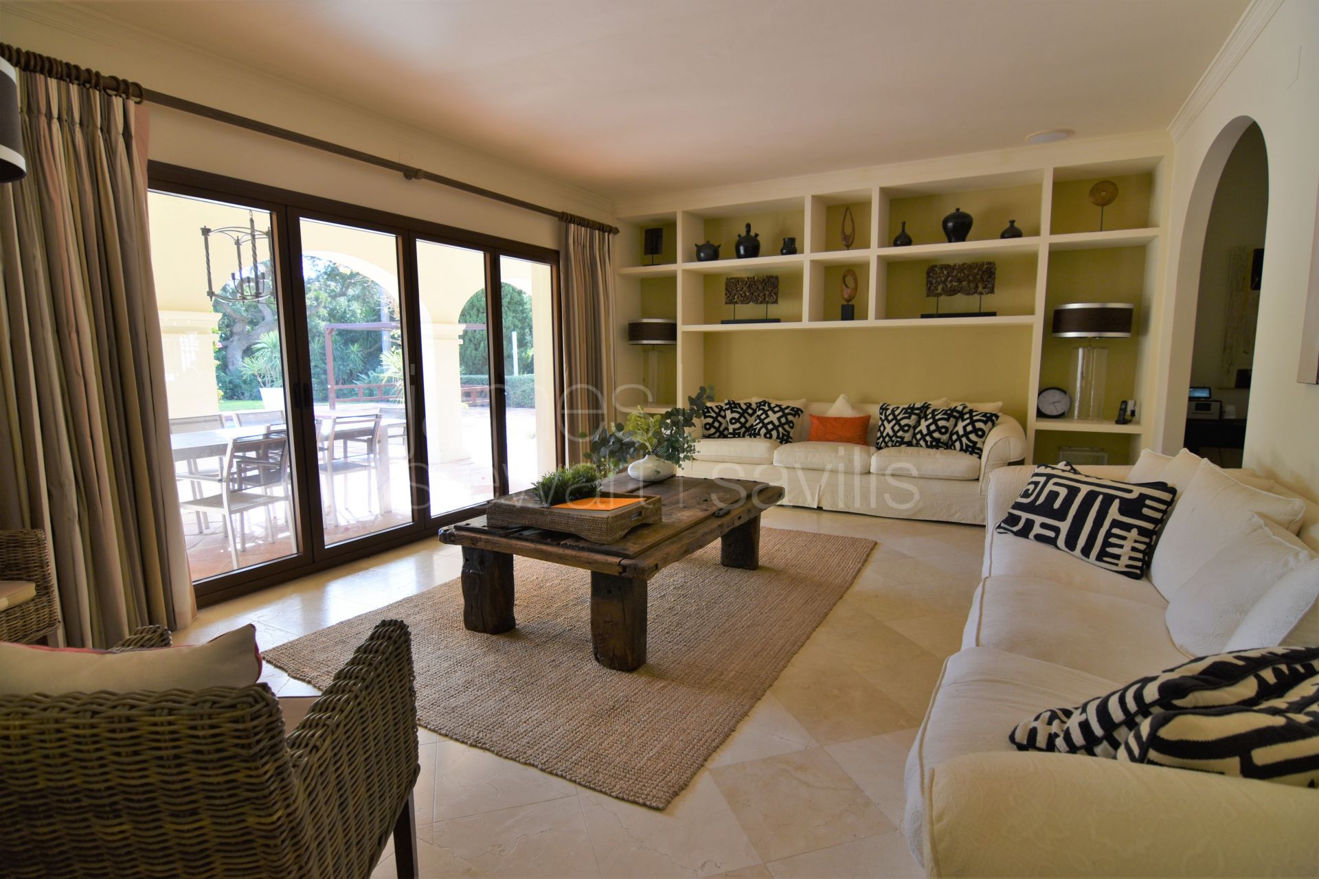Spacious villa in a mature area with a beautiful outdoor area