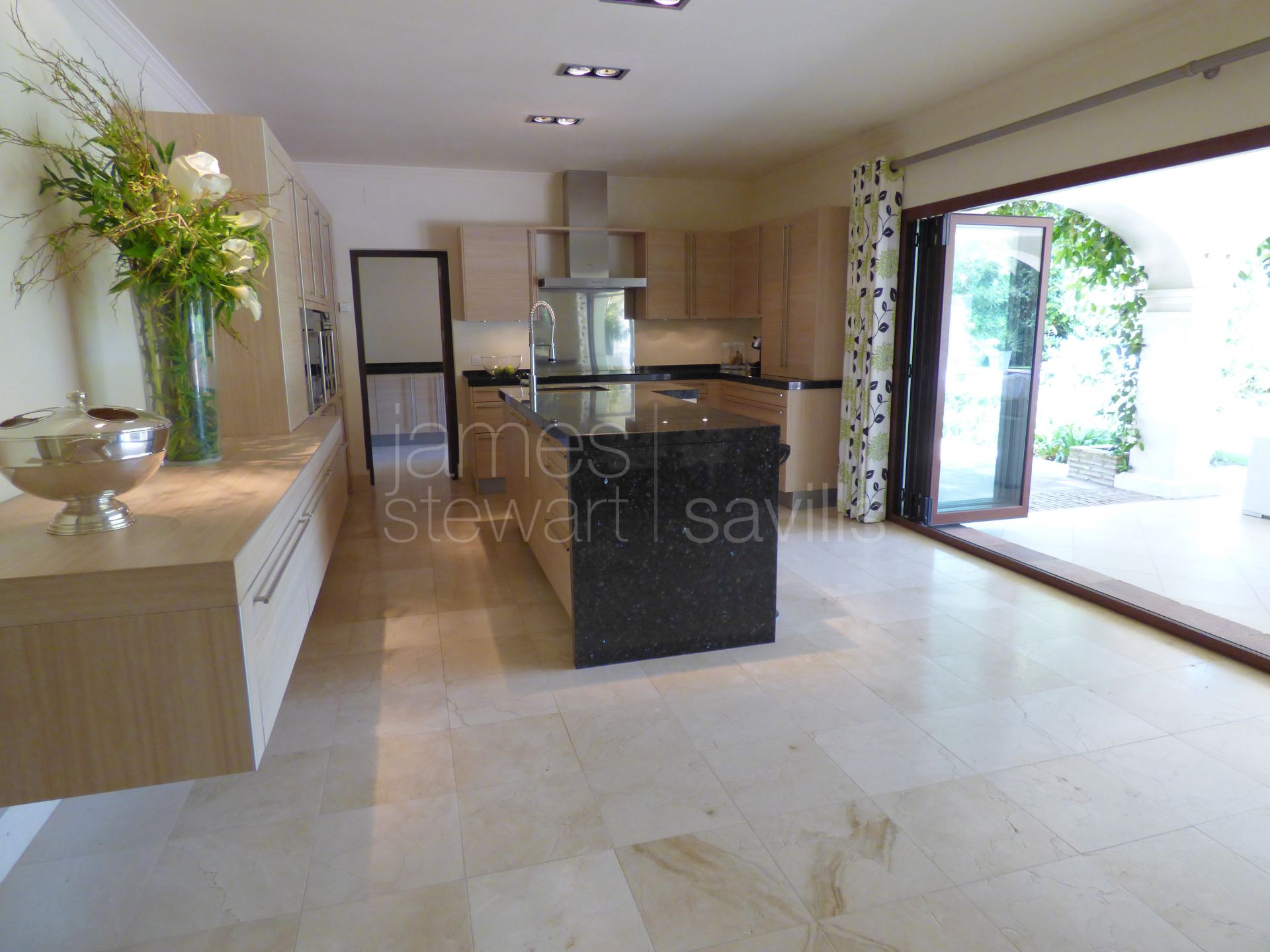 Bonita villa reformada con una excelente zona exterior