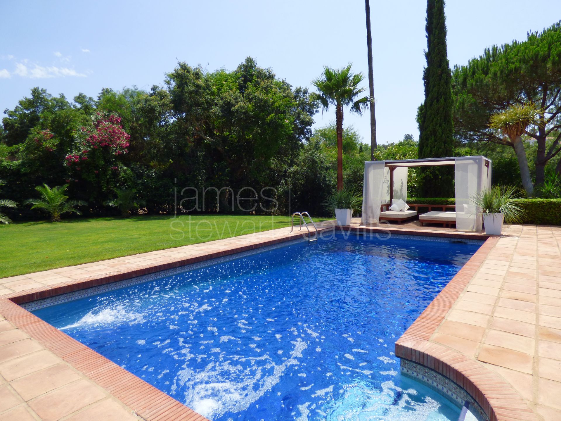 Bonita villa reformada con una excelente zona exterior