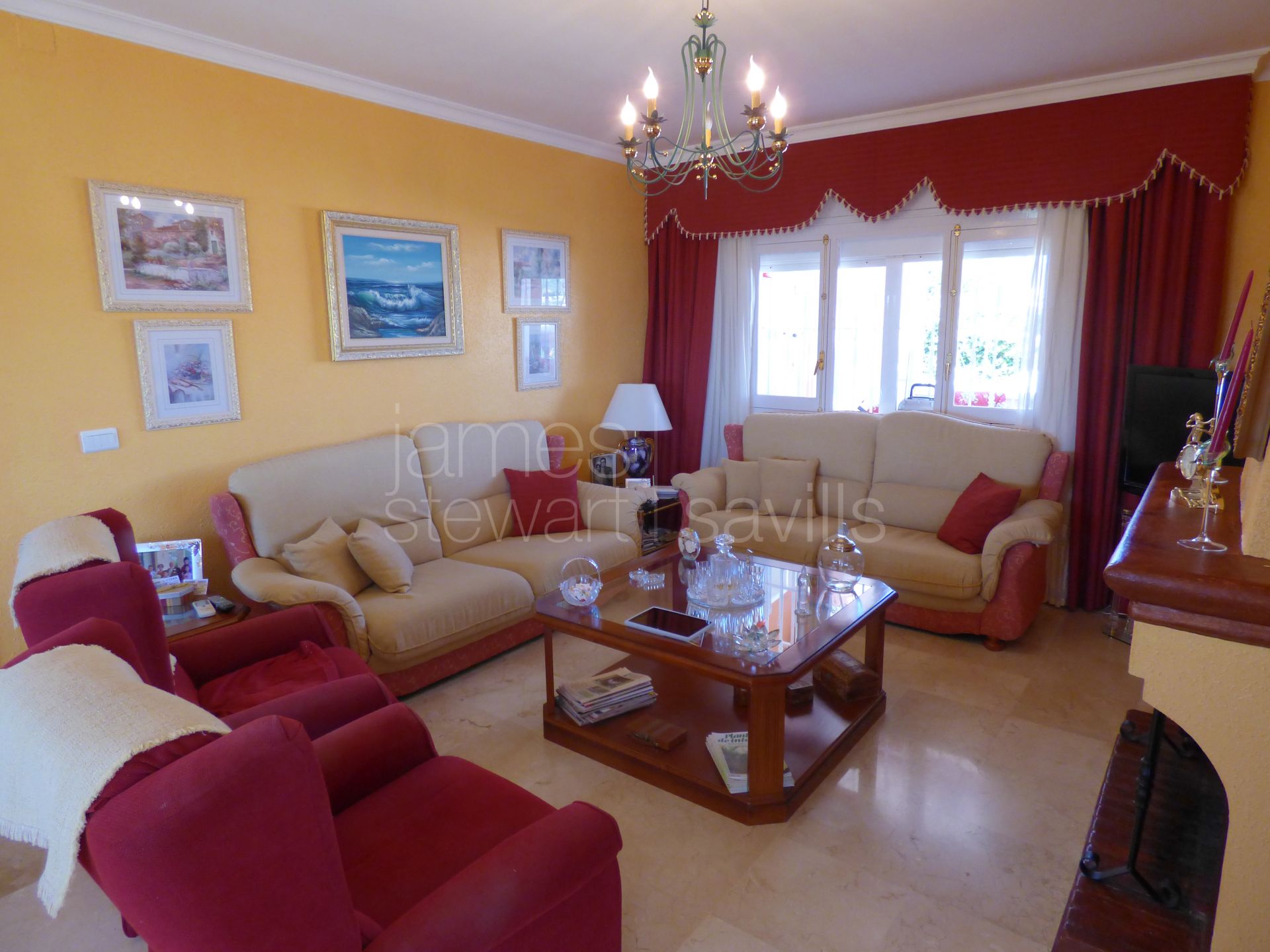 Spacious villa with sea views and guest apartment