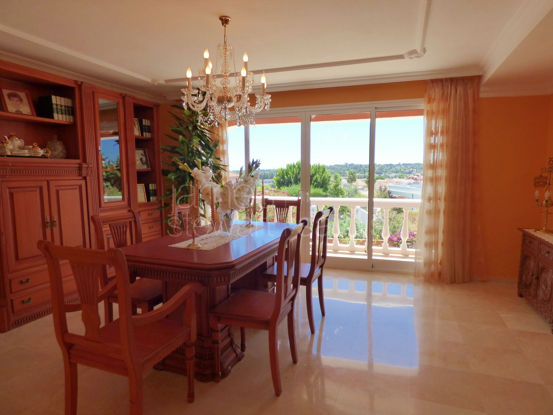 Spacious villa with sea views and guest apartment