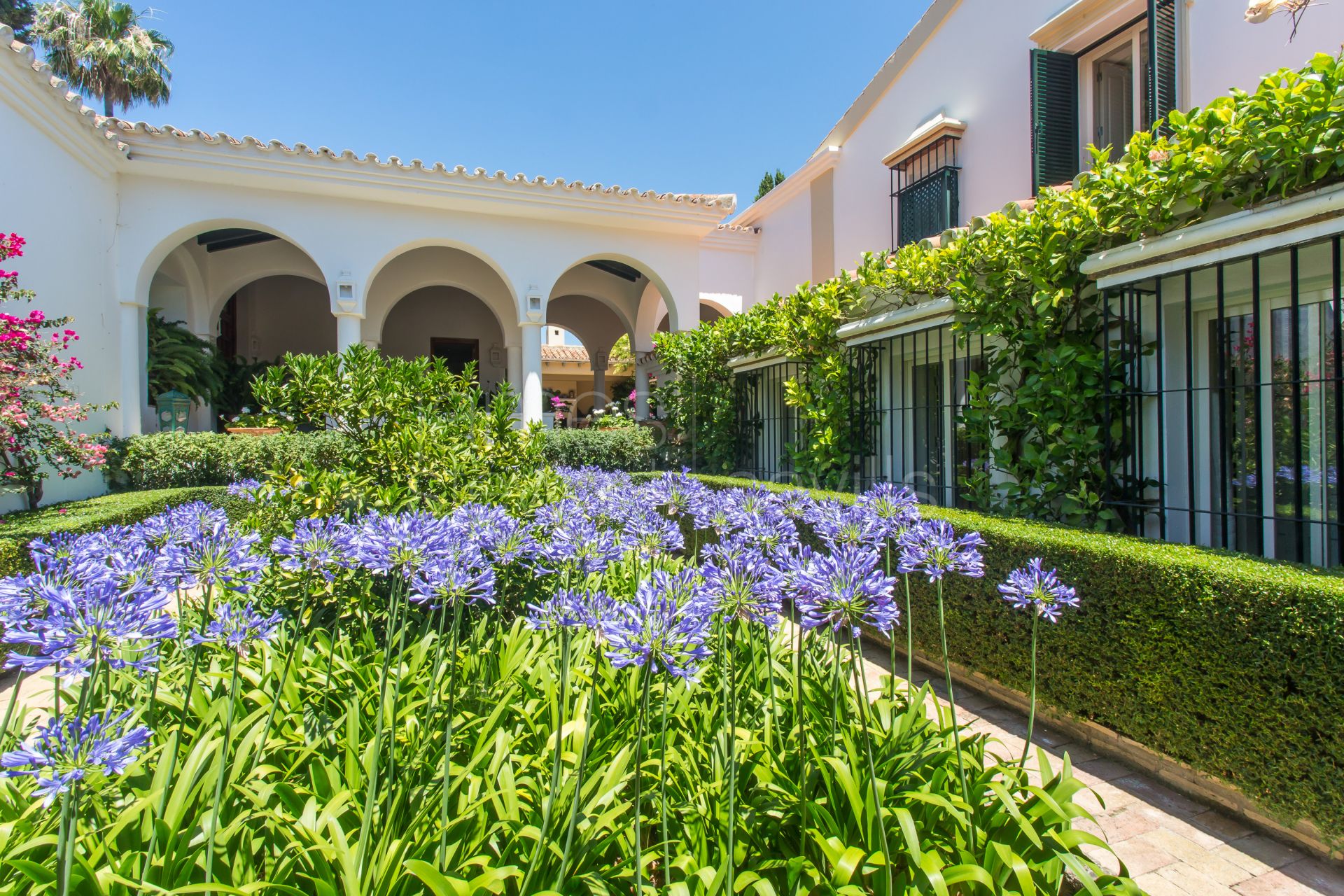 EXCLUSIVA Impresionante villa de estilo andaluz en primera línea del campo de golf