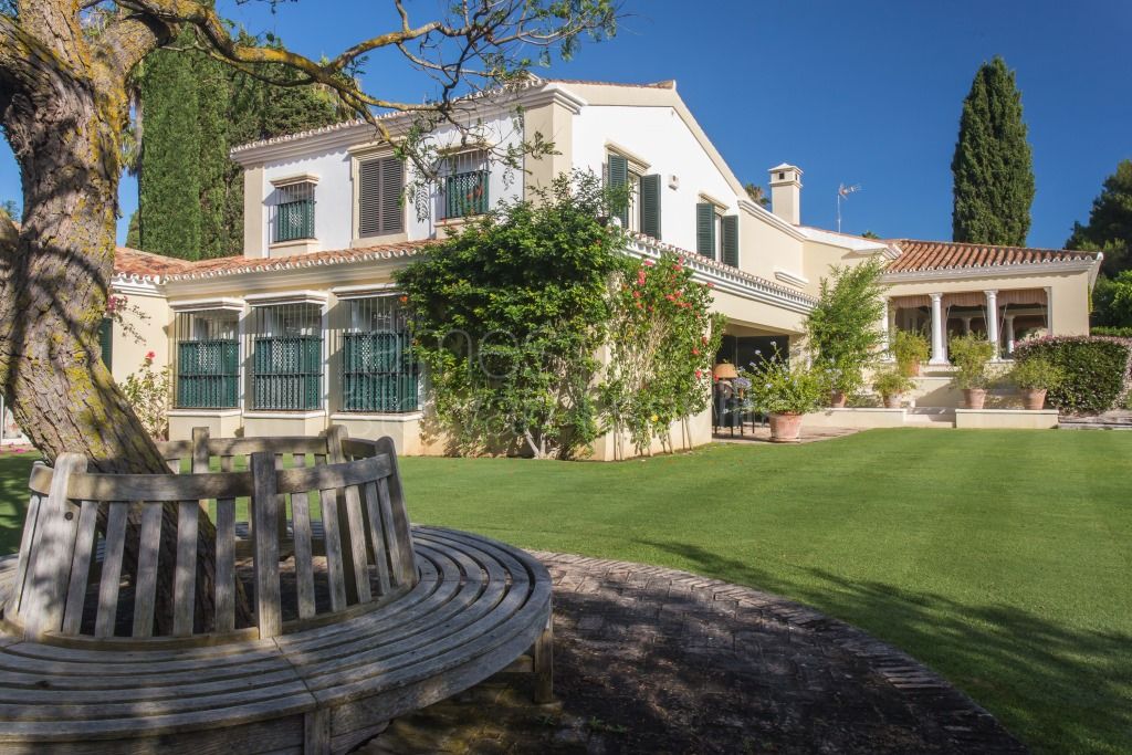 EXCLUSIVA Impresionante villa de estilo andaluz en primera línea del campo de golf