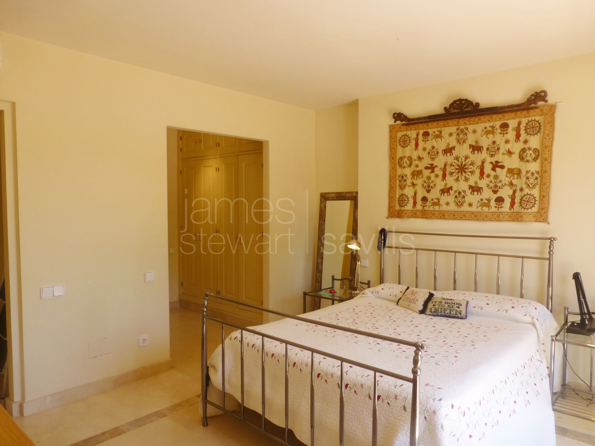 Great semi-detached house in a gated community with wonderful park like garden