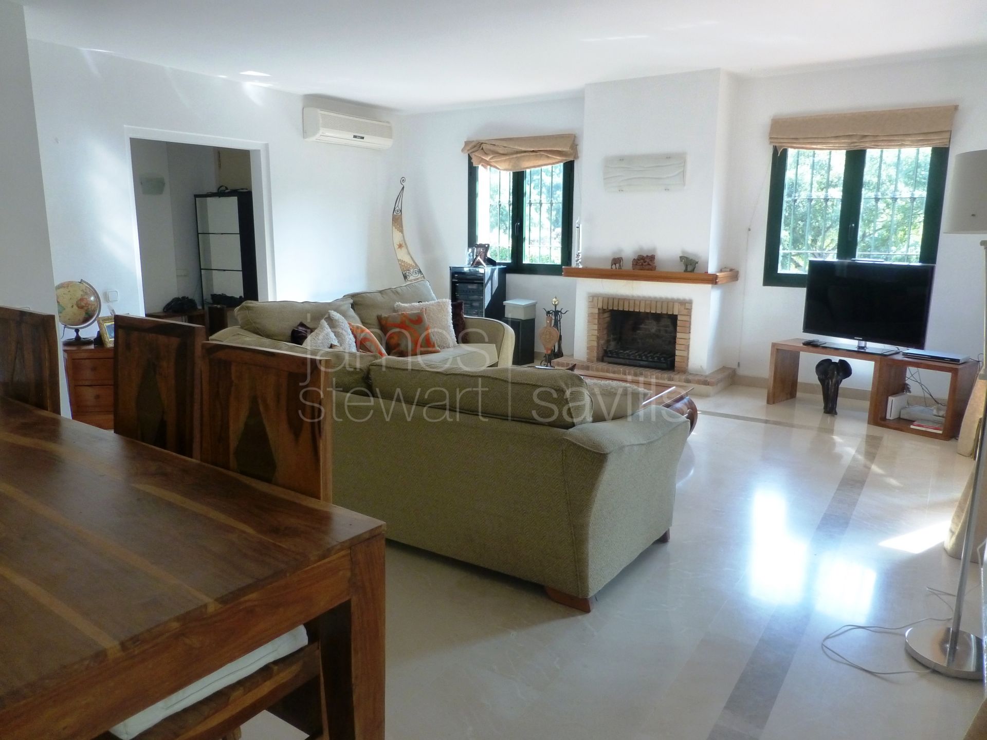 Great semi-detached house in a gated community with wonderful park like garden