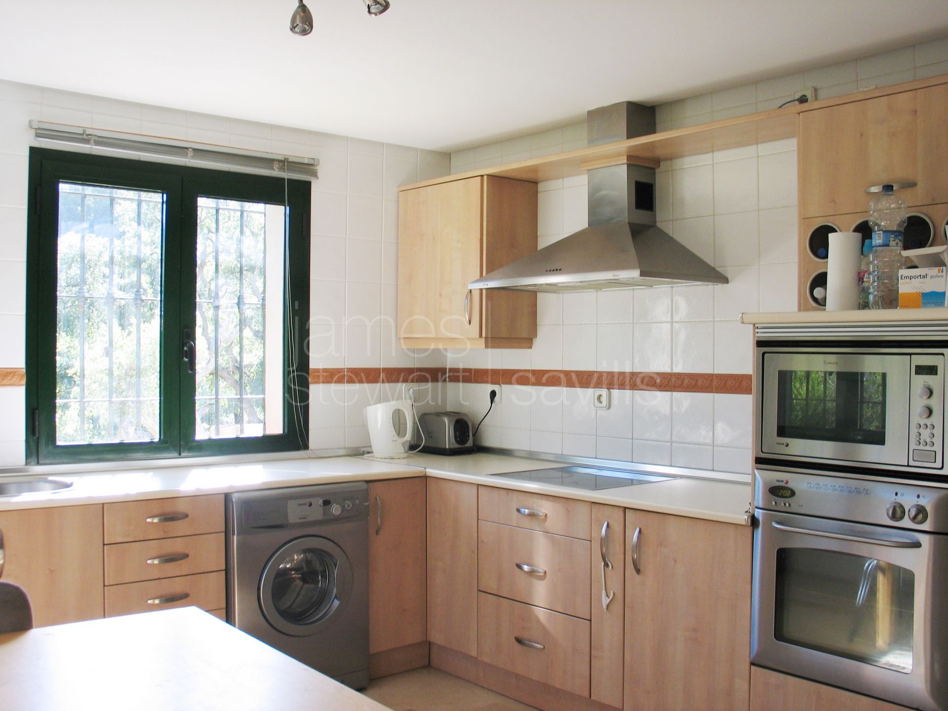Great semi-detached house in a gated community with wonderful park like garden