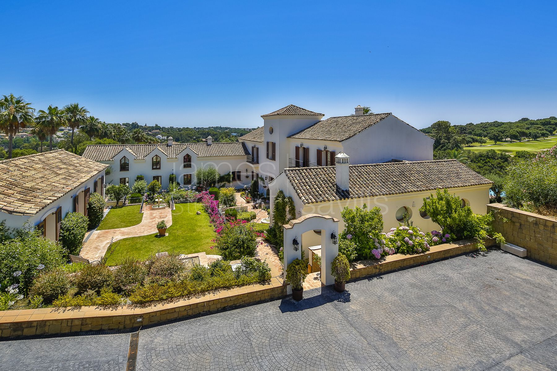 Excepcional villa con majestuosas vistas al mar, golf y del campo