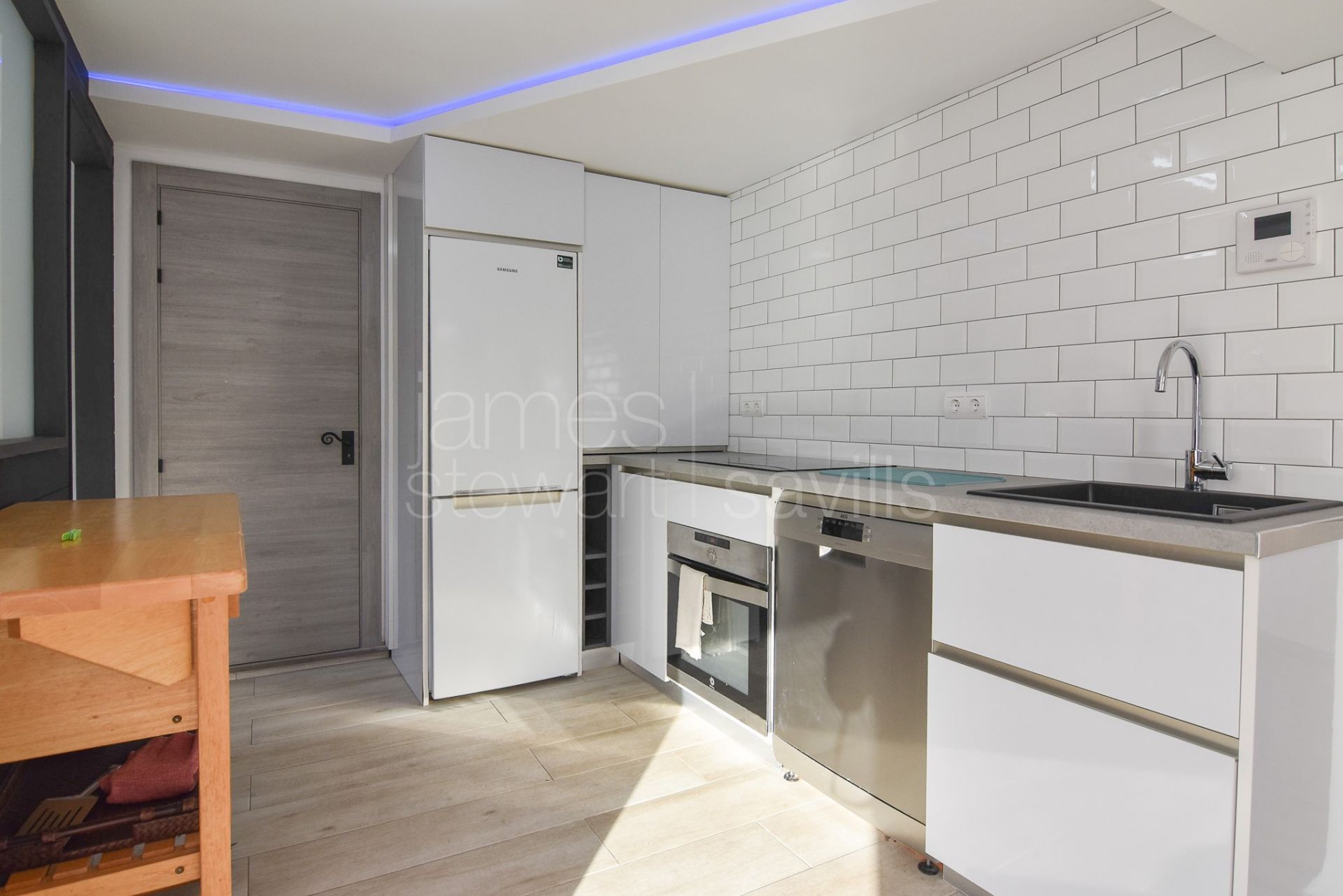 Casa muy atractiva con impresionantes vistas panorámicas al mar y acceso a pie a la playa.