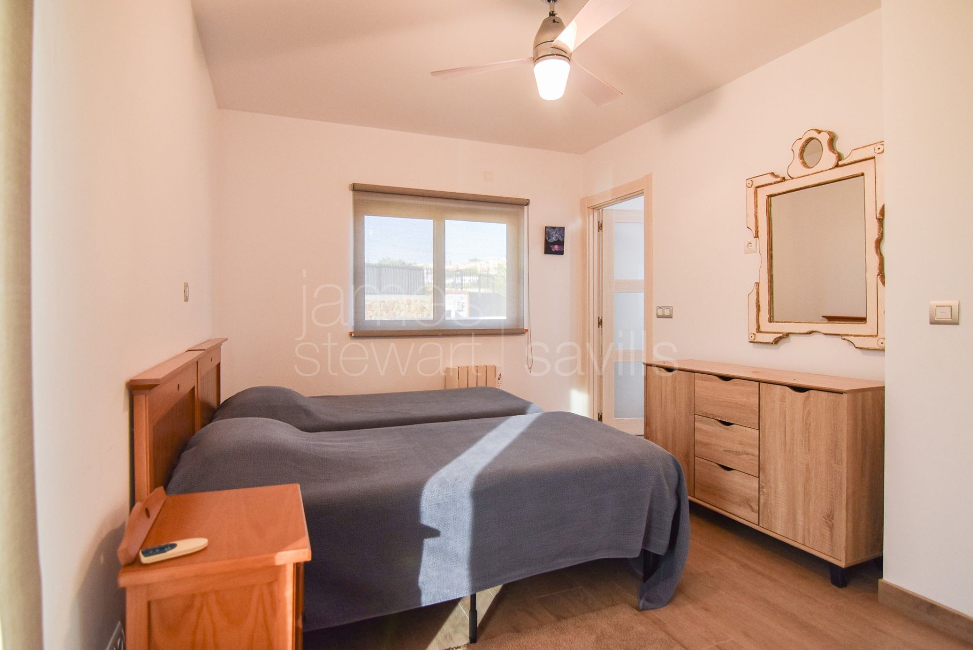 Casa muy atractiva con impresionantes vistas panorámicas al mar y acceso a pie a la playa.