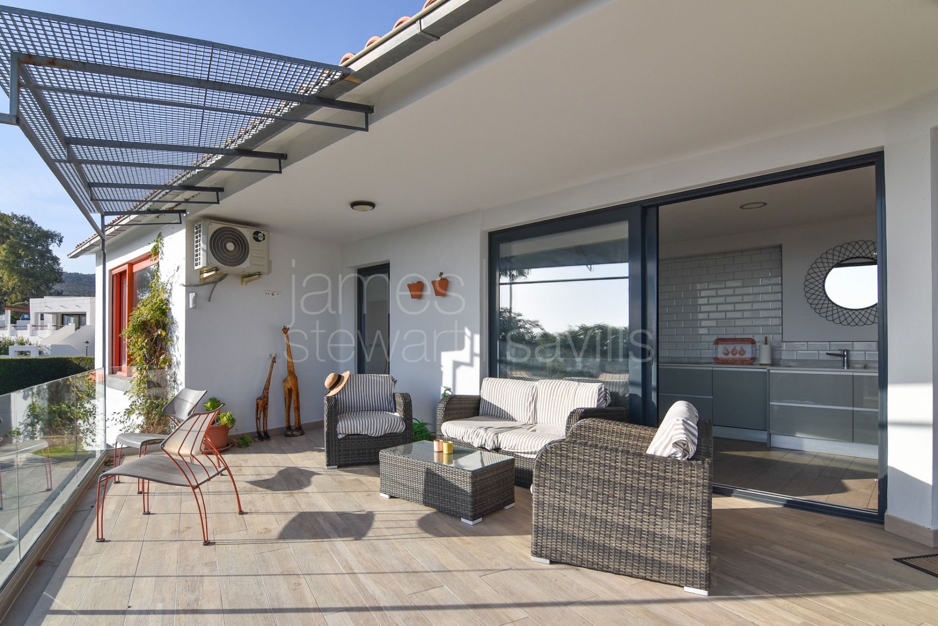 Villa reformada con vistas al mar y apartamento de invitados independiente