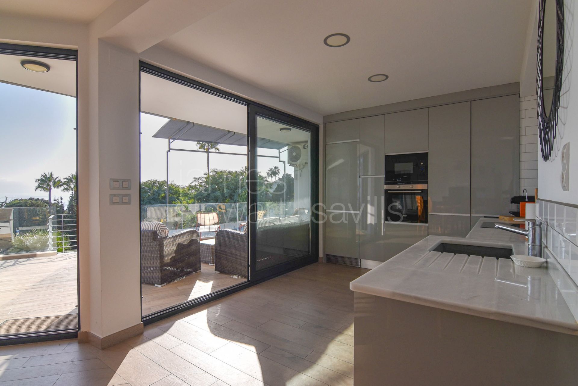 Casa muy atractiva con impresionantes vistas panorámicas al mar y acceso a pie a la playa.