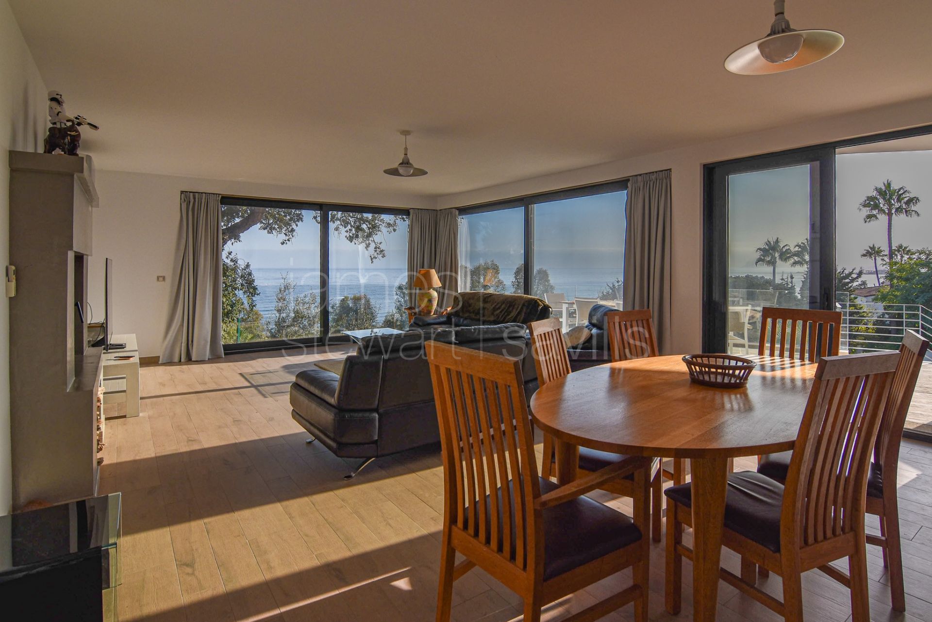 Casa muy atractiva con impresionantes vistas panorámicas al mar y acceso a pie a la playa.