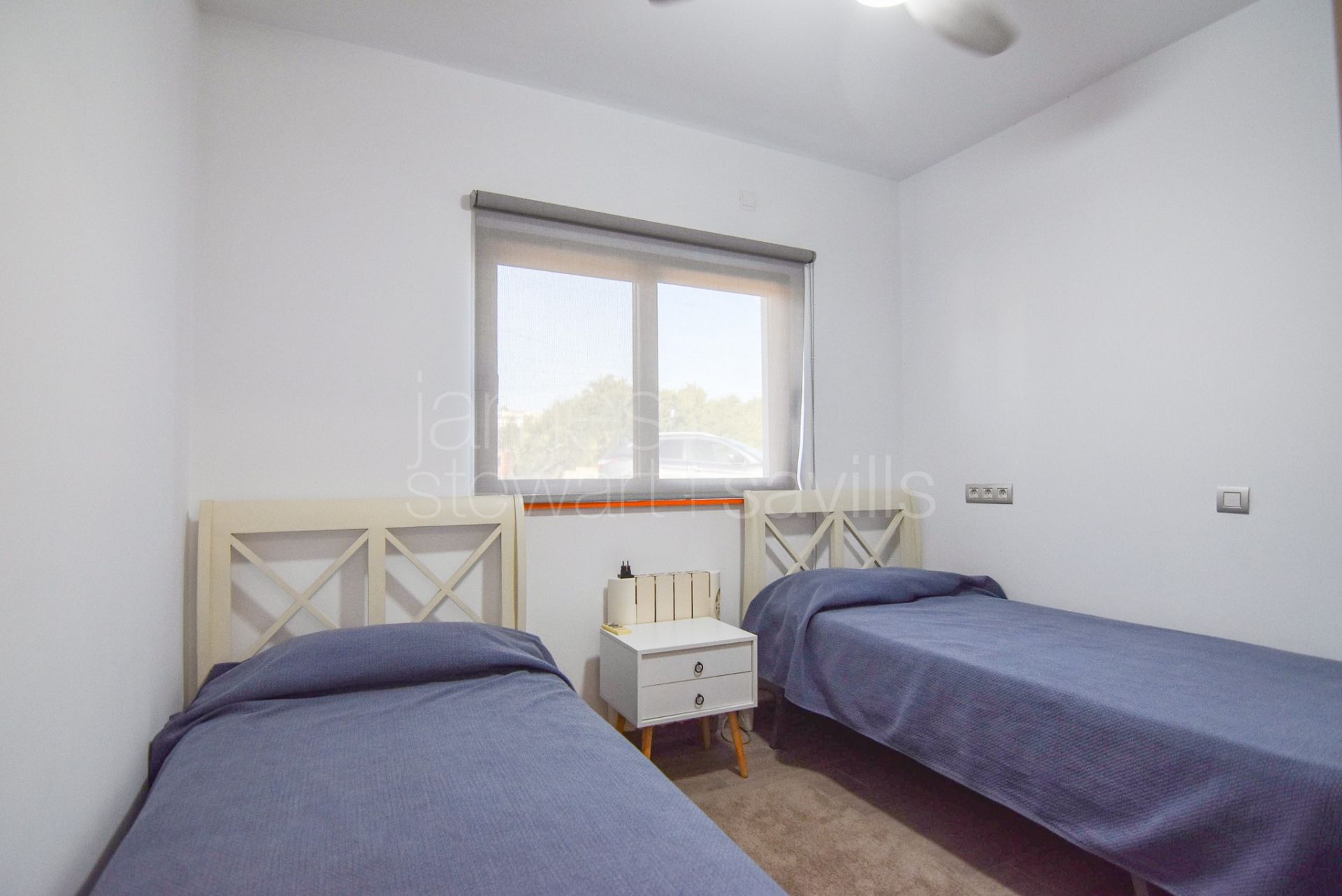 Casa muy atractiva con impresionantes vistas panorámicas al mar y acceso a pie a la playa.