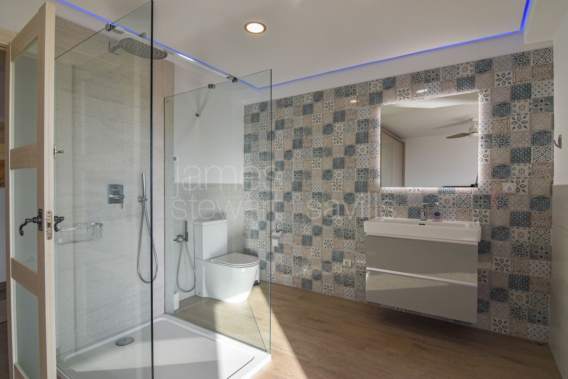 Casa muy atractiva con impresionantes vistas panorámicas al mar y acceso a pie a la playa.