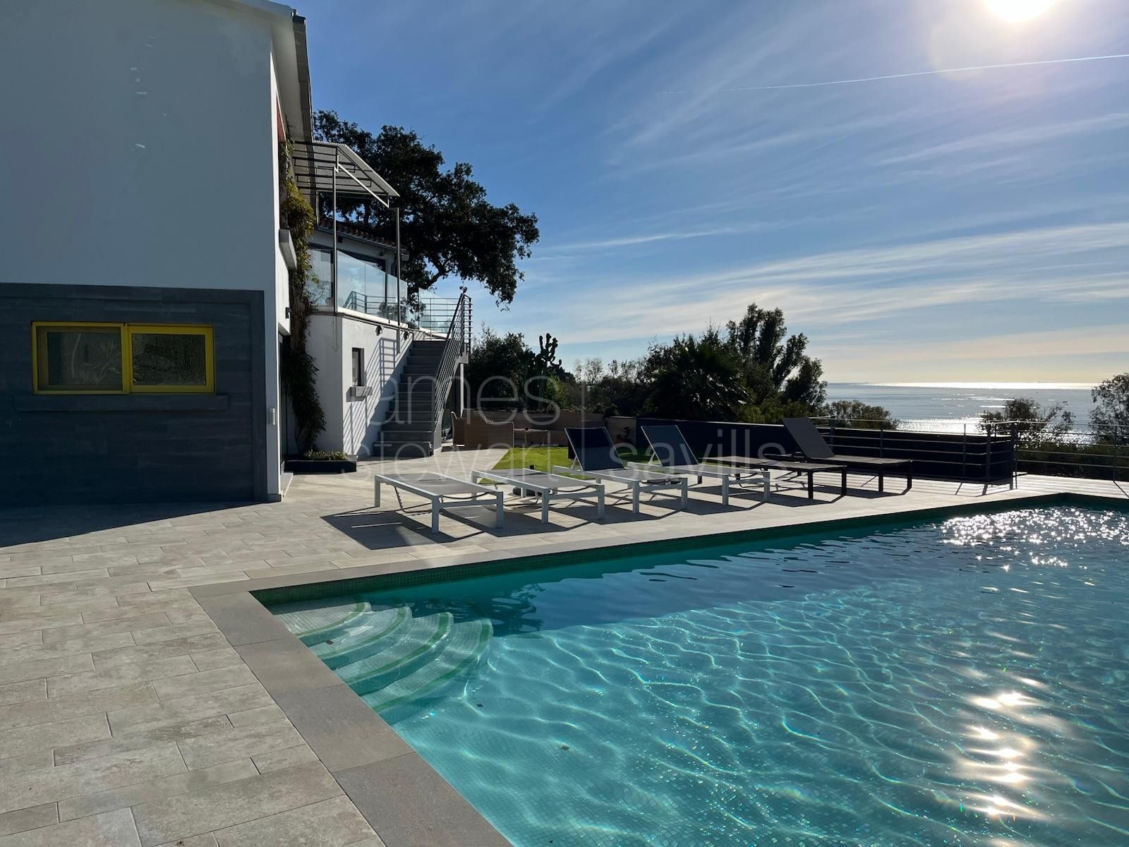 Casa muy atractiva con impresionantes vistas panorámicas al mar y acceso a pie a la playa.