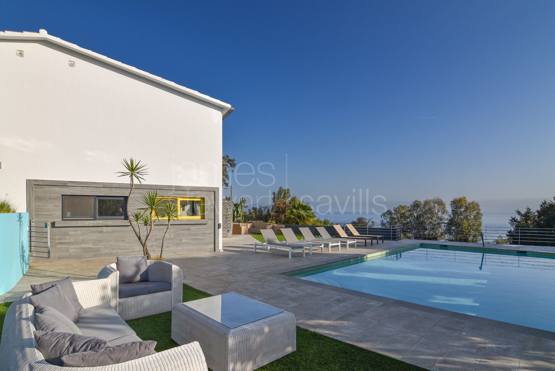 Casa muy atractiva con impresionantes vistas panorámicas al mar y acceso a pie a la playa.