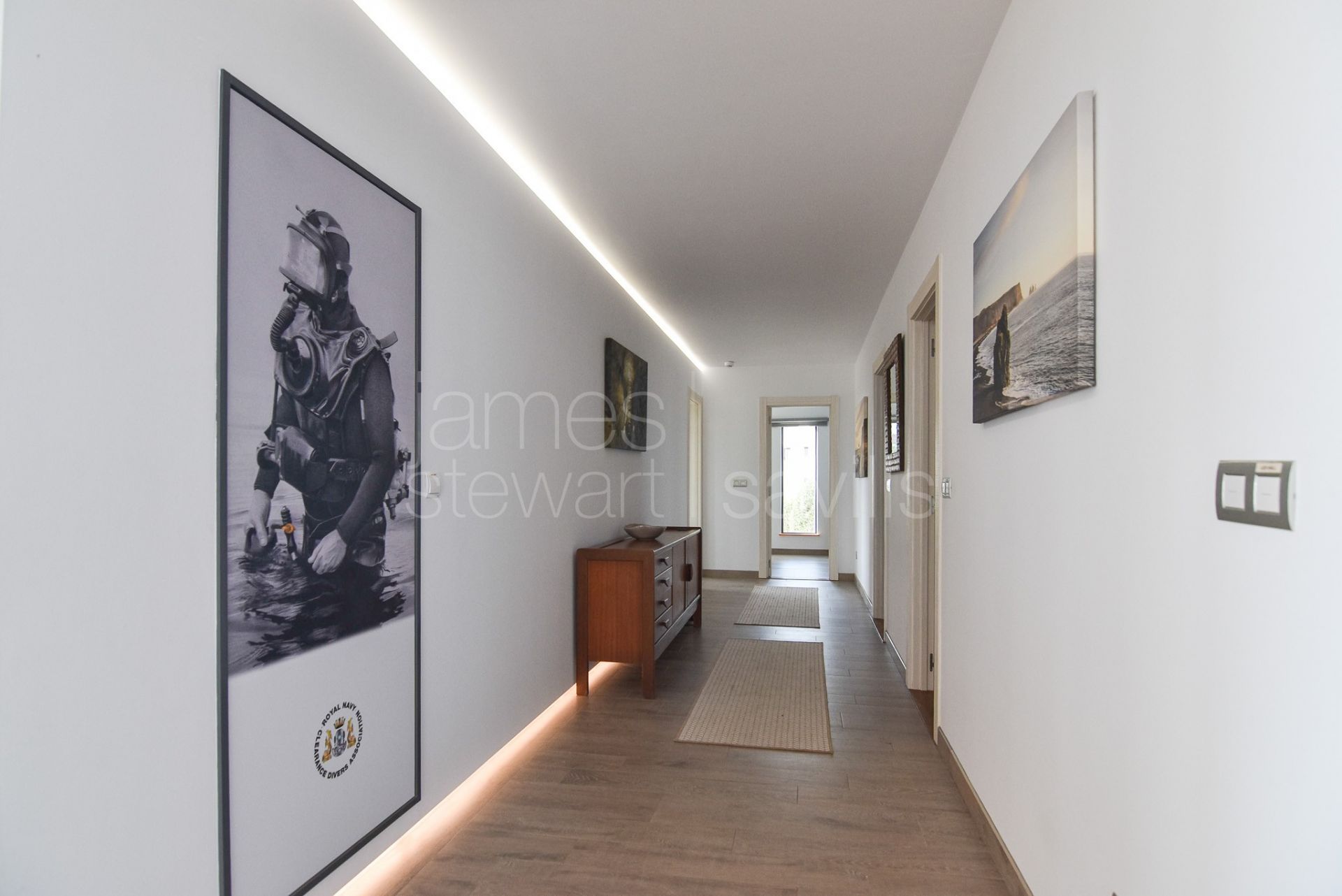 Casa muy atractiva con impresionantes vistas panorámicas al mar y acceso a pie a la playa.