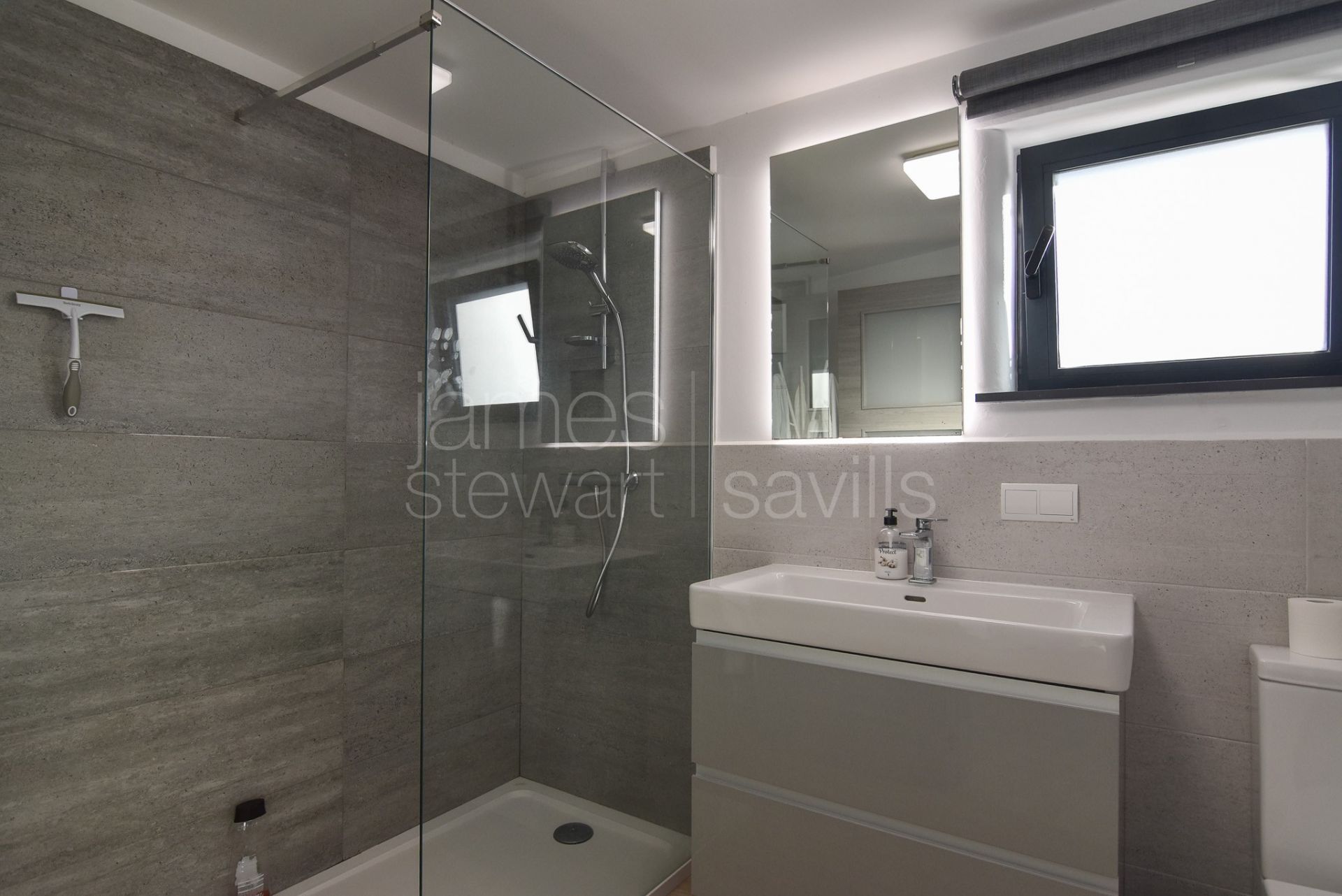 Casa muy atractiva con impresionantes vistas panorámicas al mar y acceso a pie a la playa.