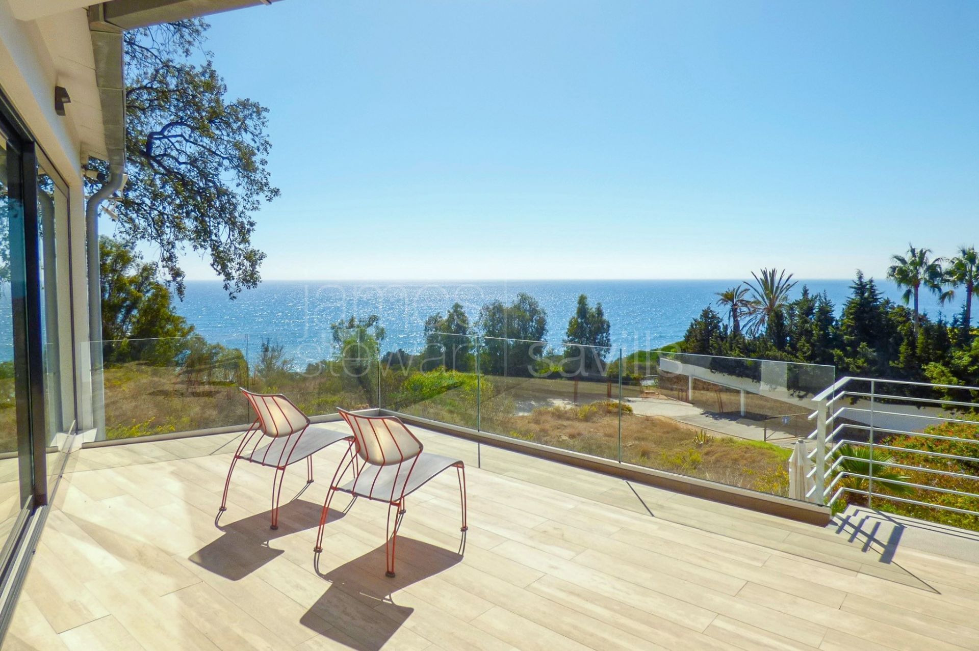 Casa muy atractiva con impresionantes vistas panorámicas al mar y acceso a pie a la playa.