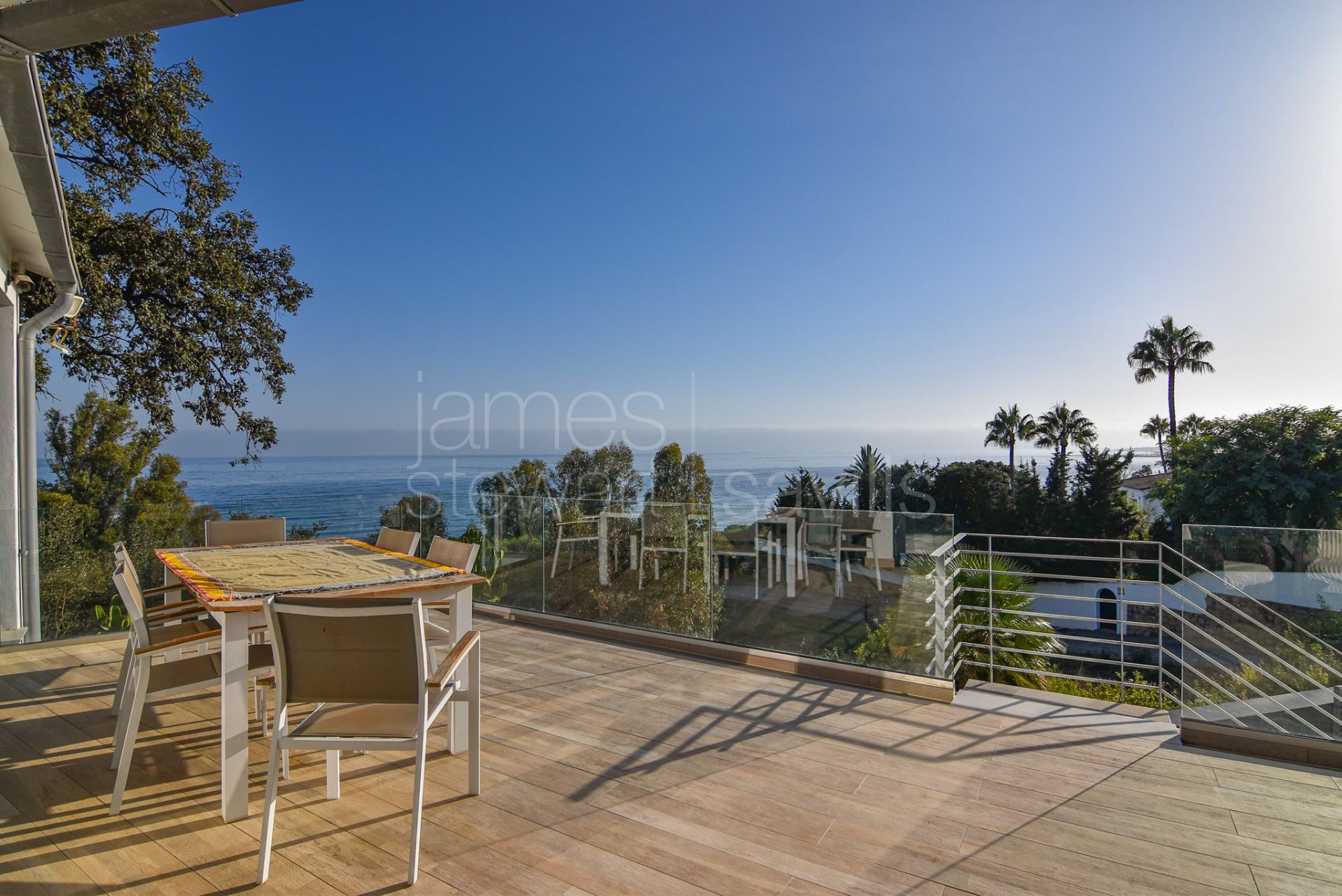 Casa muy atractiva con impresionantes vistas panorámicas al mar y acceso a pie a la playa.