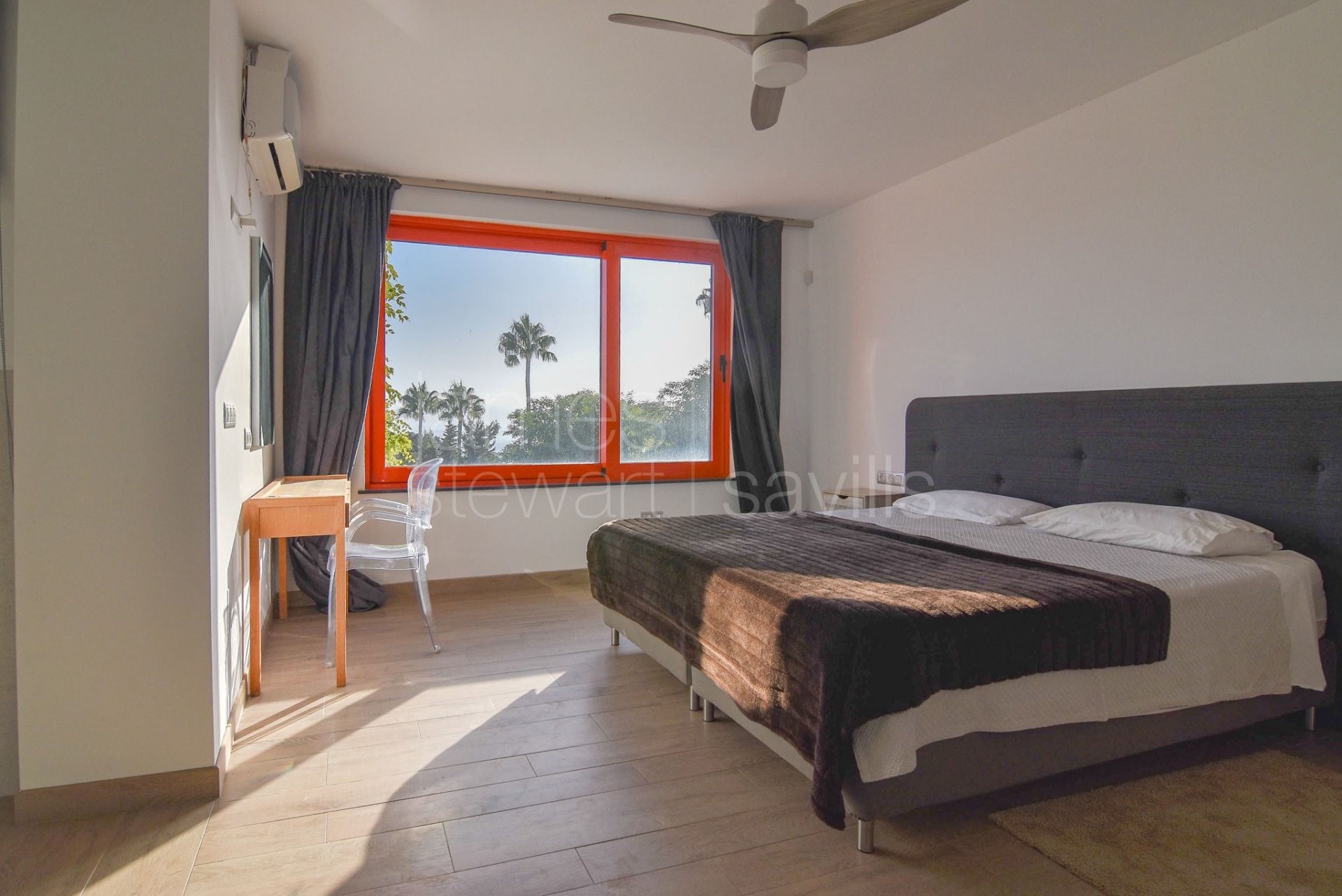 Casa muy atractiva con impresionantes vistas panorámicas al mar y acceso a pie a la playa.