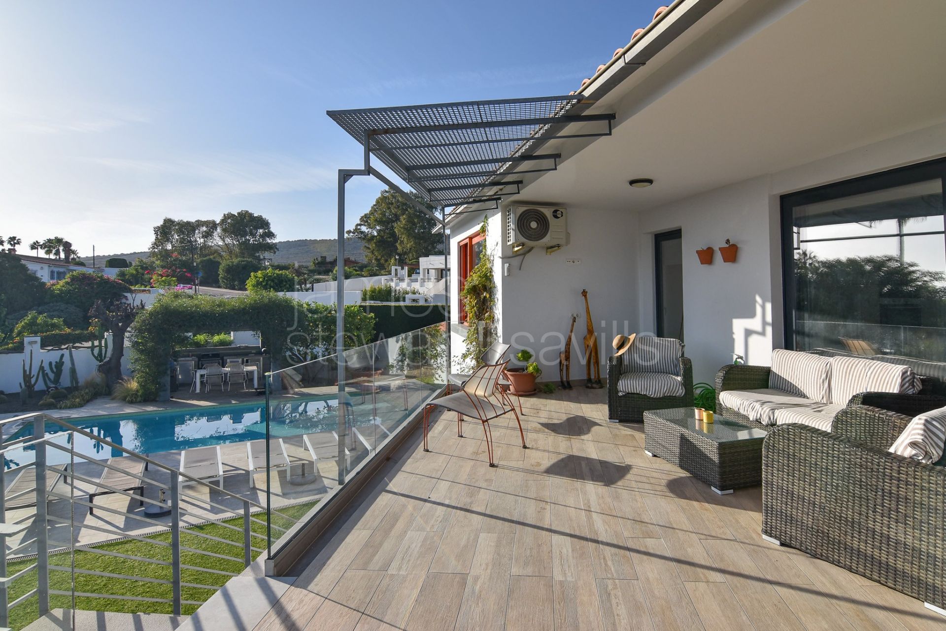 Casa muy atractiva con impresionantes vistas panorámicas al mar y acceso a pie a la playa.